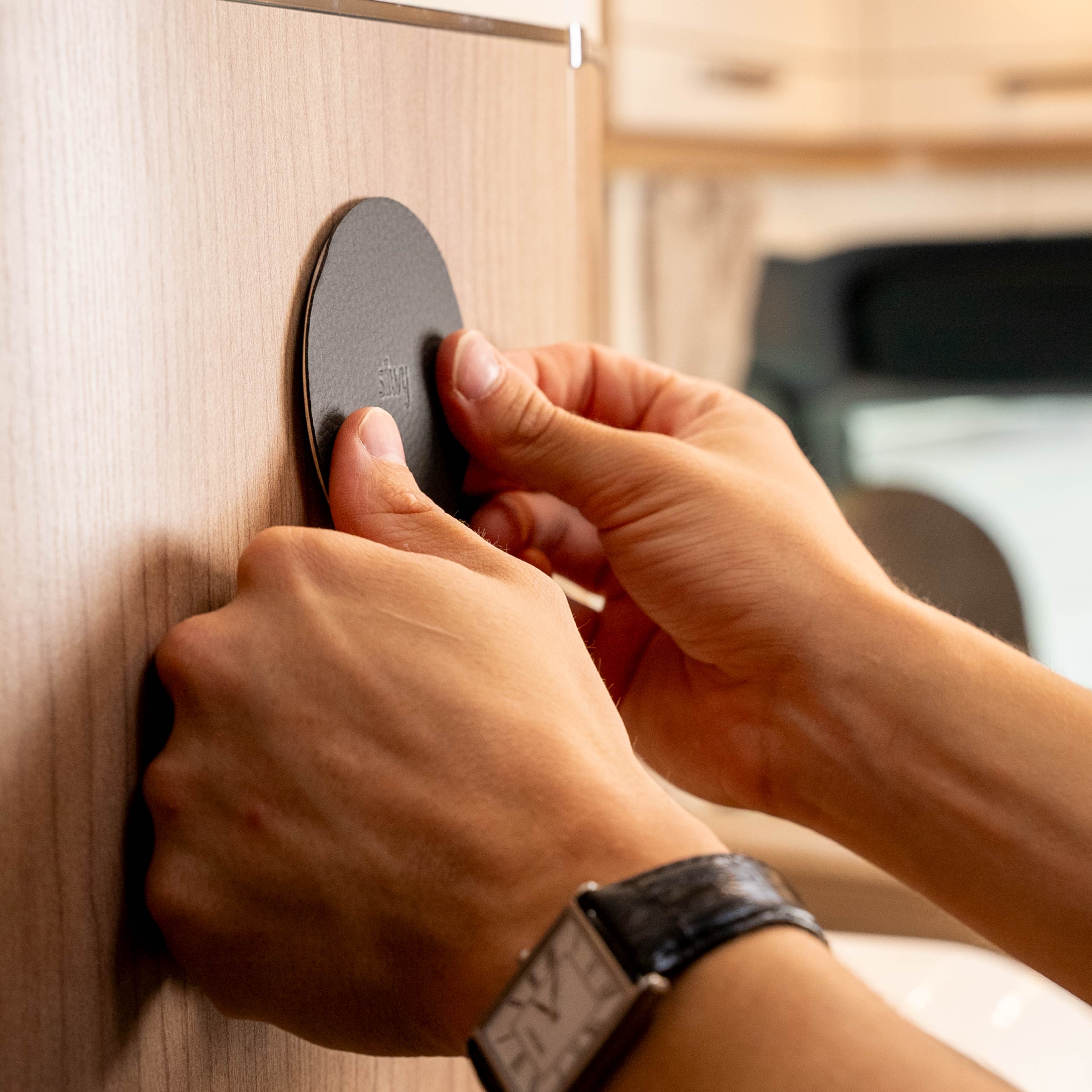 Pad fest an glatter Oberfläche im Camper andrücken