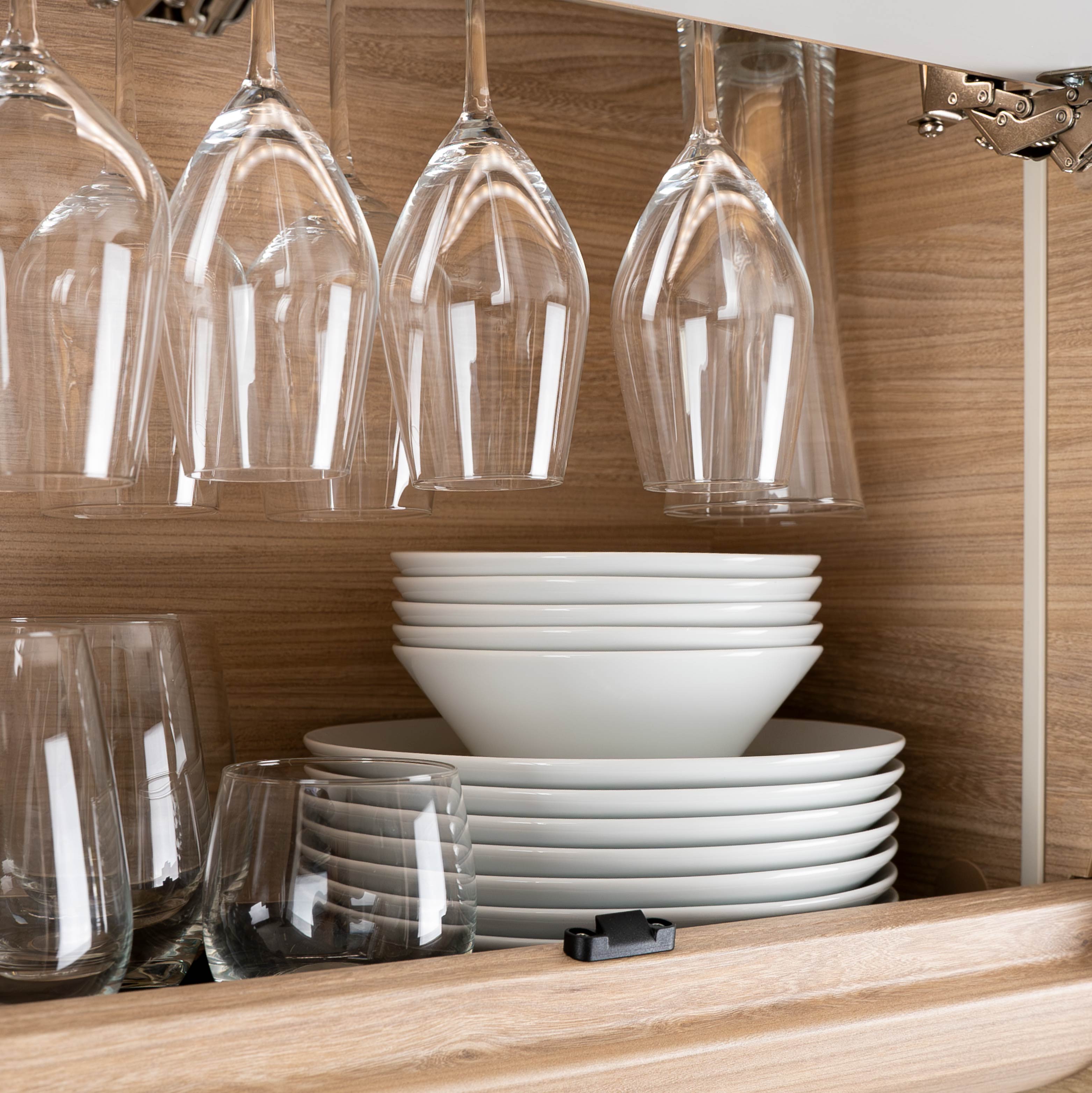 Magnet-Porzellan-Bowls und Magnet-Porzellanteller aufeinander gestapelt in Regal sowie Magnet-Gläser Champagner hängend in Regal