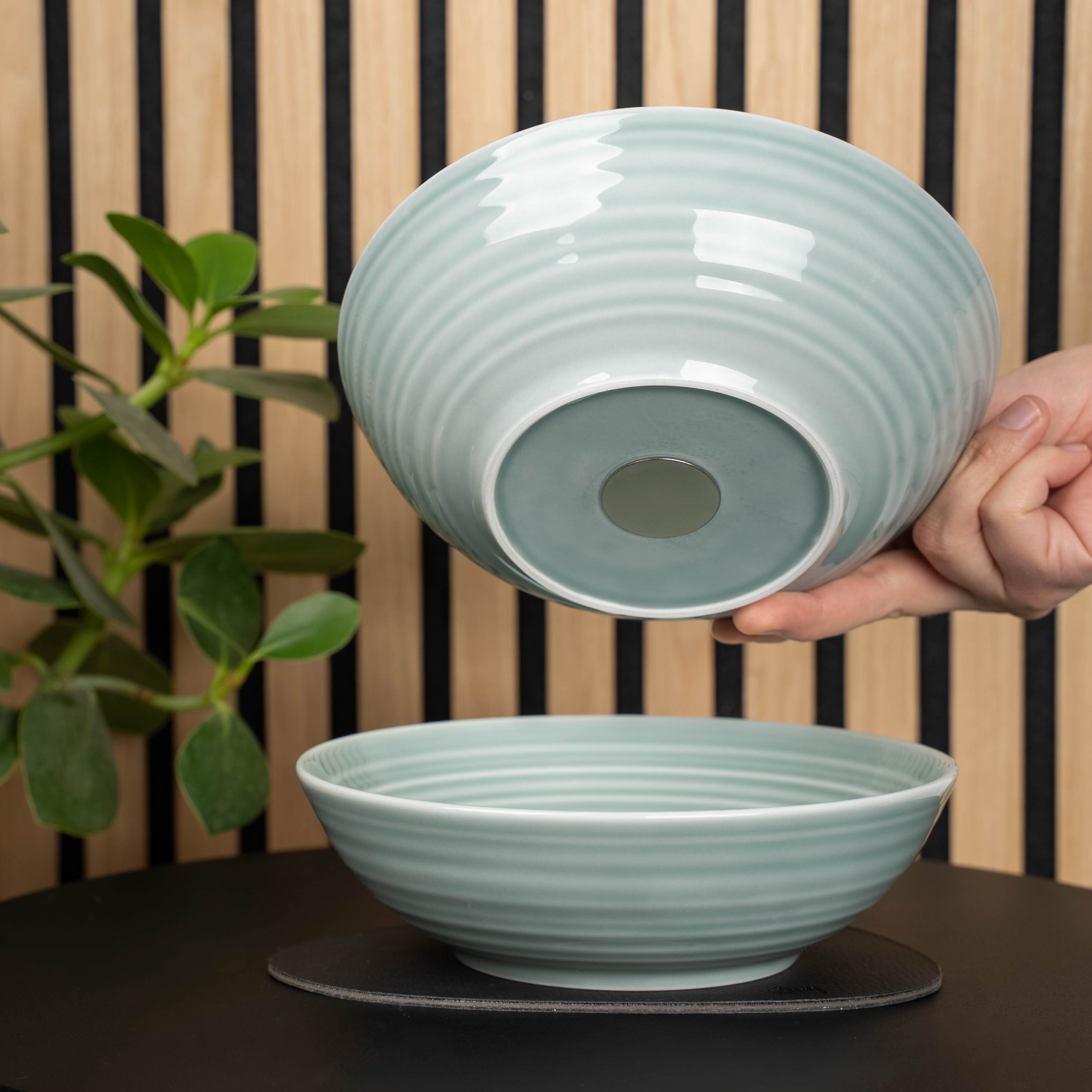 Magnet-Porzellan-Foodbowl_20cm cyan auf kleinem Platzset