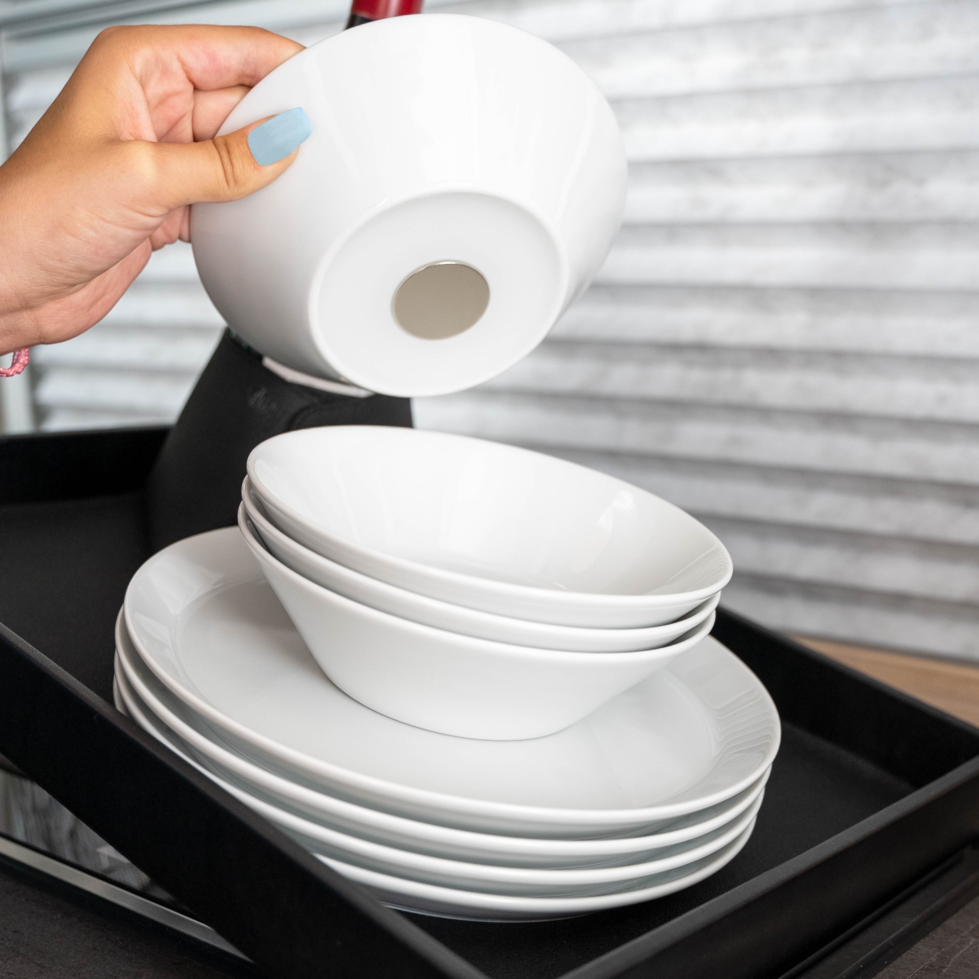 Magnet-Porzellan-Bowls mit Magnet im Boden und Magnet-Porzellanteller aufeinander gestapelt auf Metall-Tablett