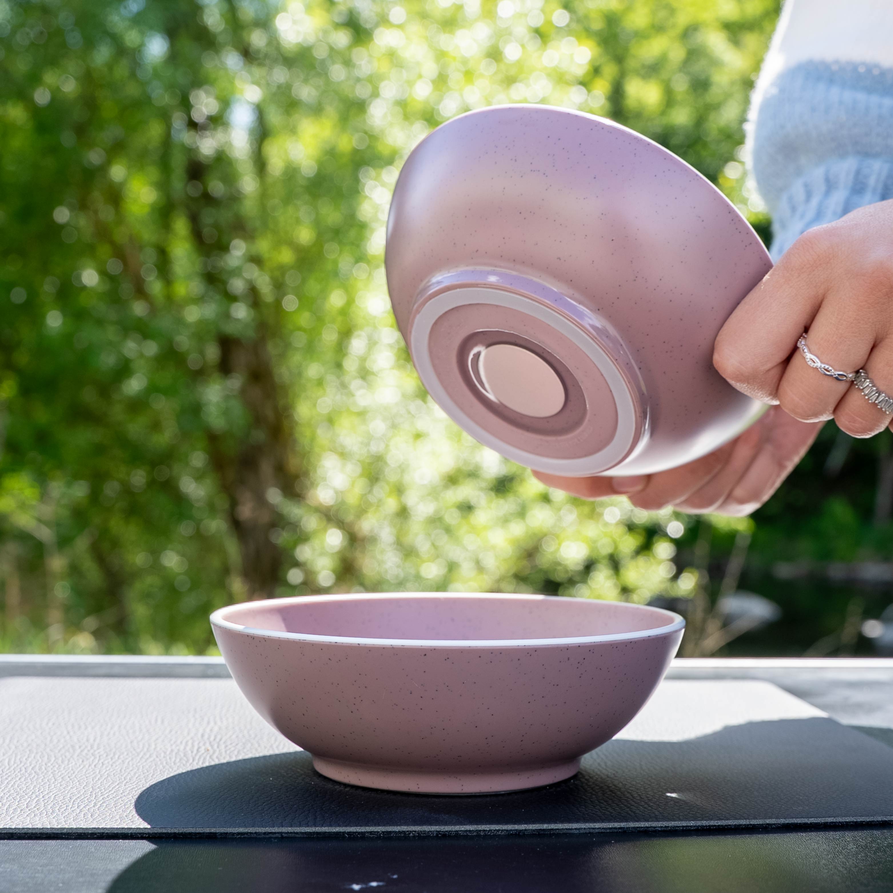 Magnetische Bowl ROSE abgestellt auf Metall-Nano-Gel-Matte