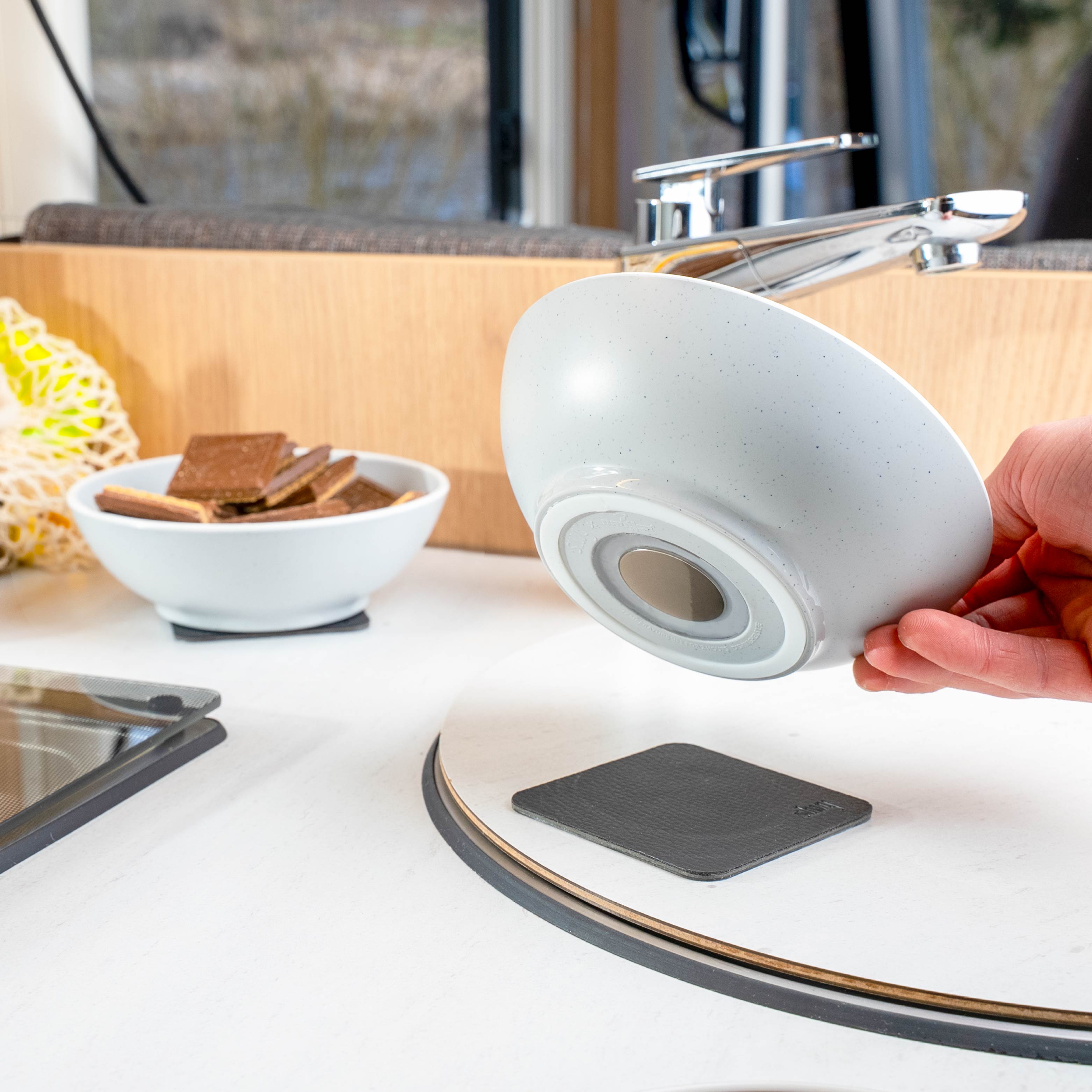 Magnet-Bowls 16cm WHITE, abgestellt auf Metall-Nano-Gel-Matte