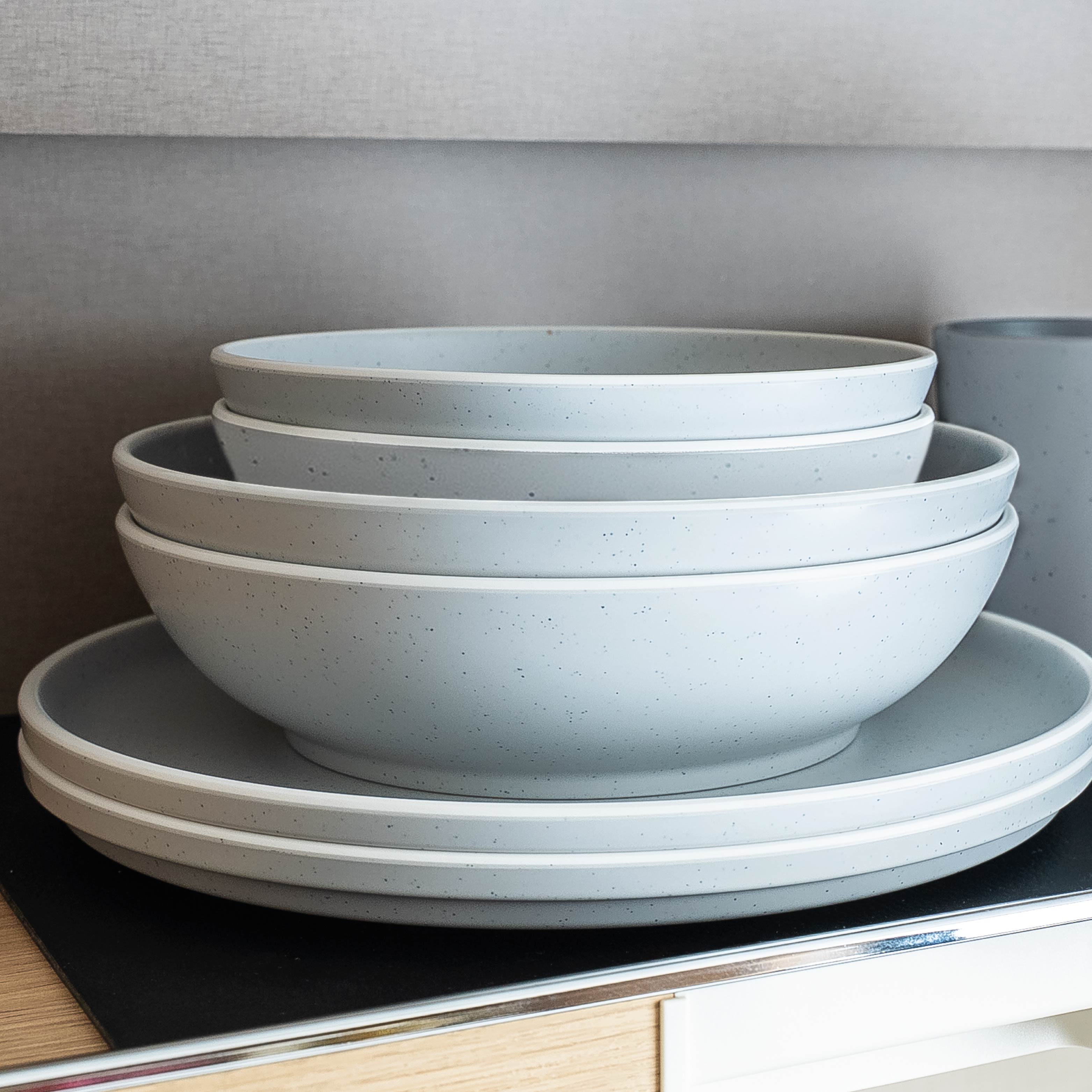 Magnet-Geschirrset DOLOMIT, platzsparend verstaut im Schrank auf Metall-Nano-Gel-Matte