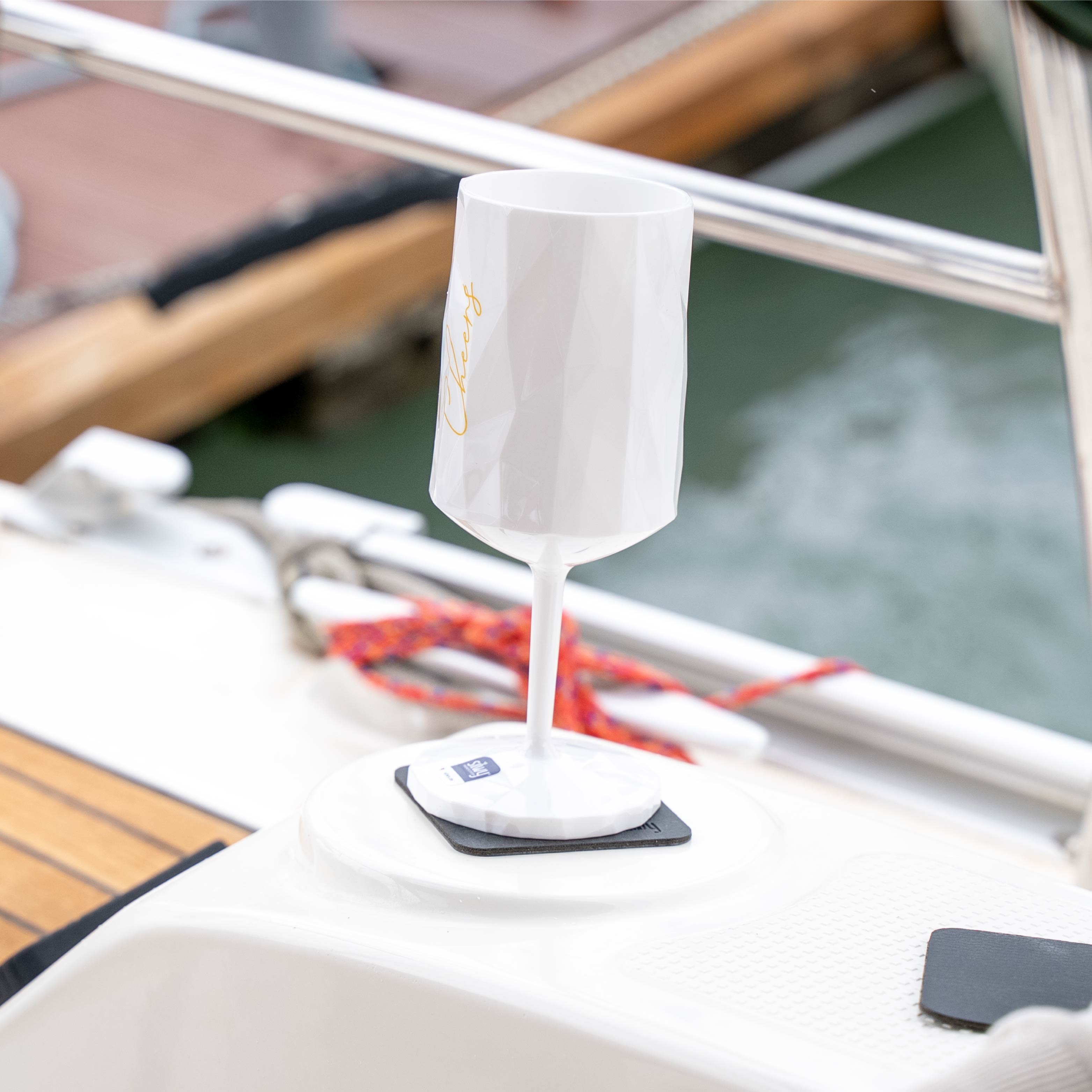 Magnet-Kunststoffglas wird durch ein Pad auf einem Boot fixiert