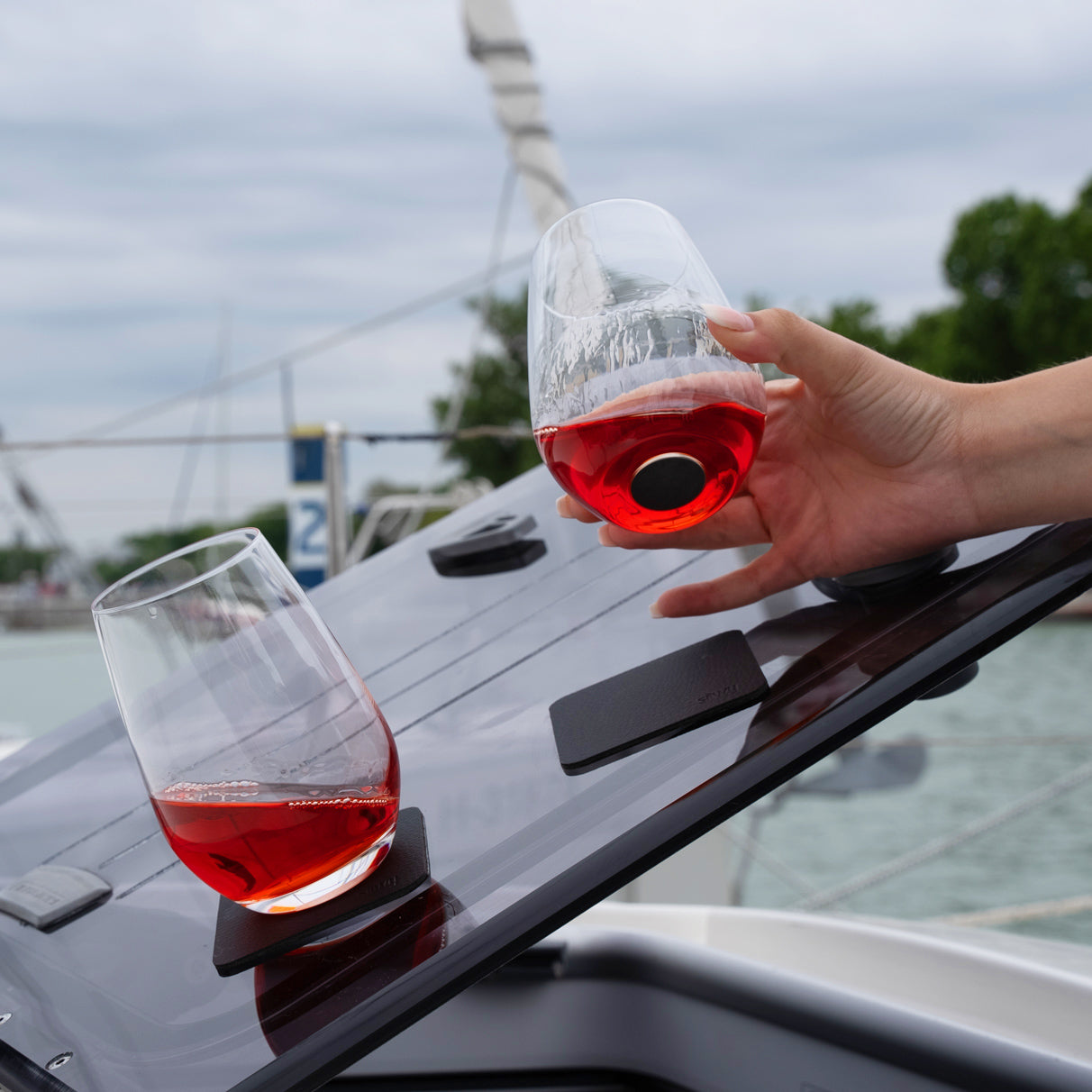 Magnet-Kristallgläser Longdrink gefüllt mit Metall-Nano-Gel-Pads auf Boot