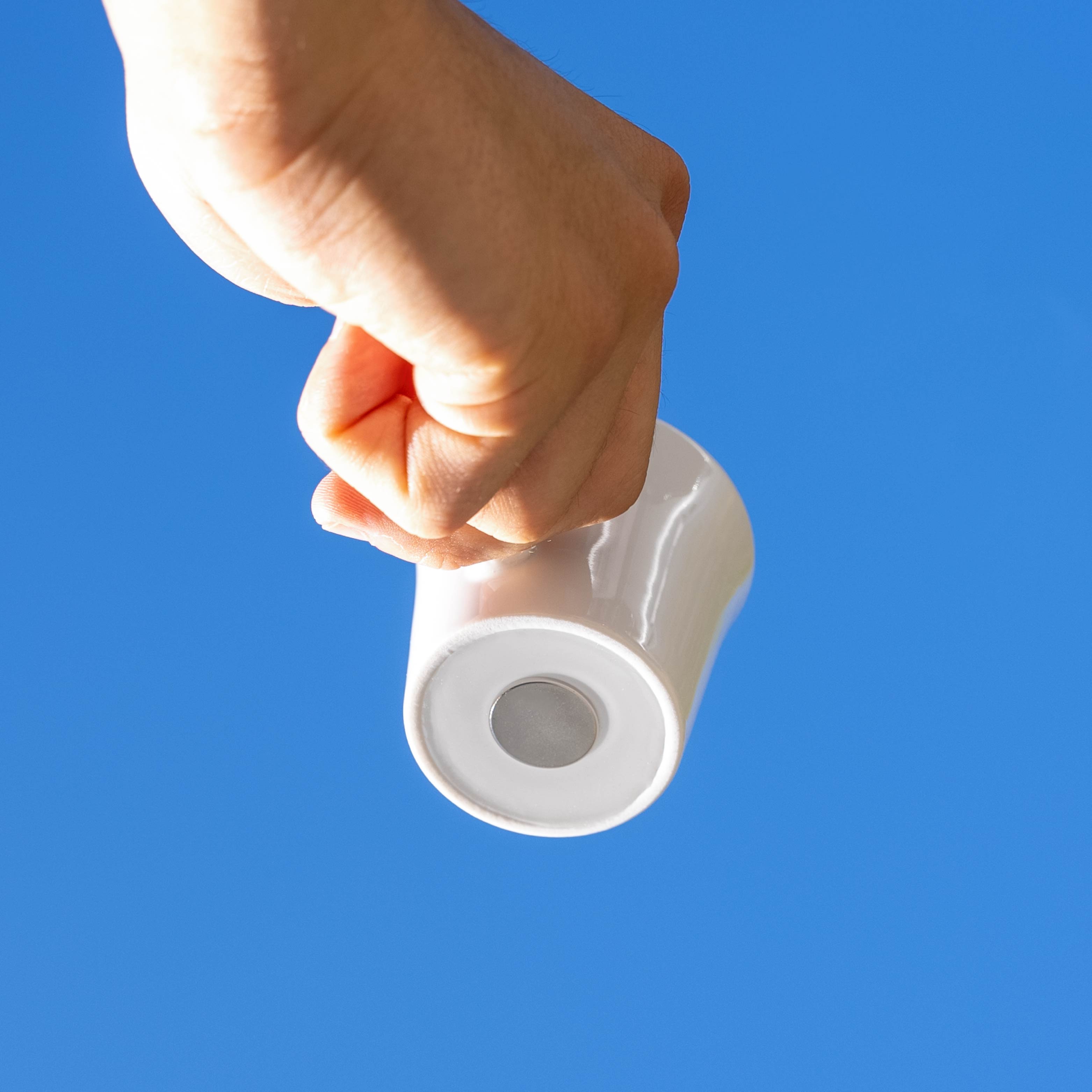 Nahaufnahme Magnet im Boden eingearbeitet