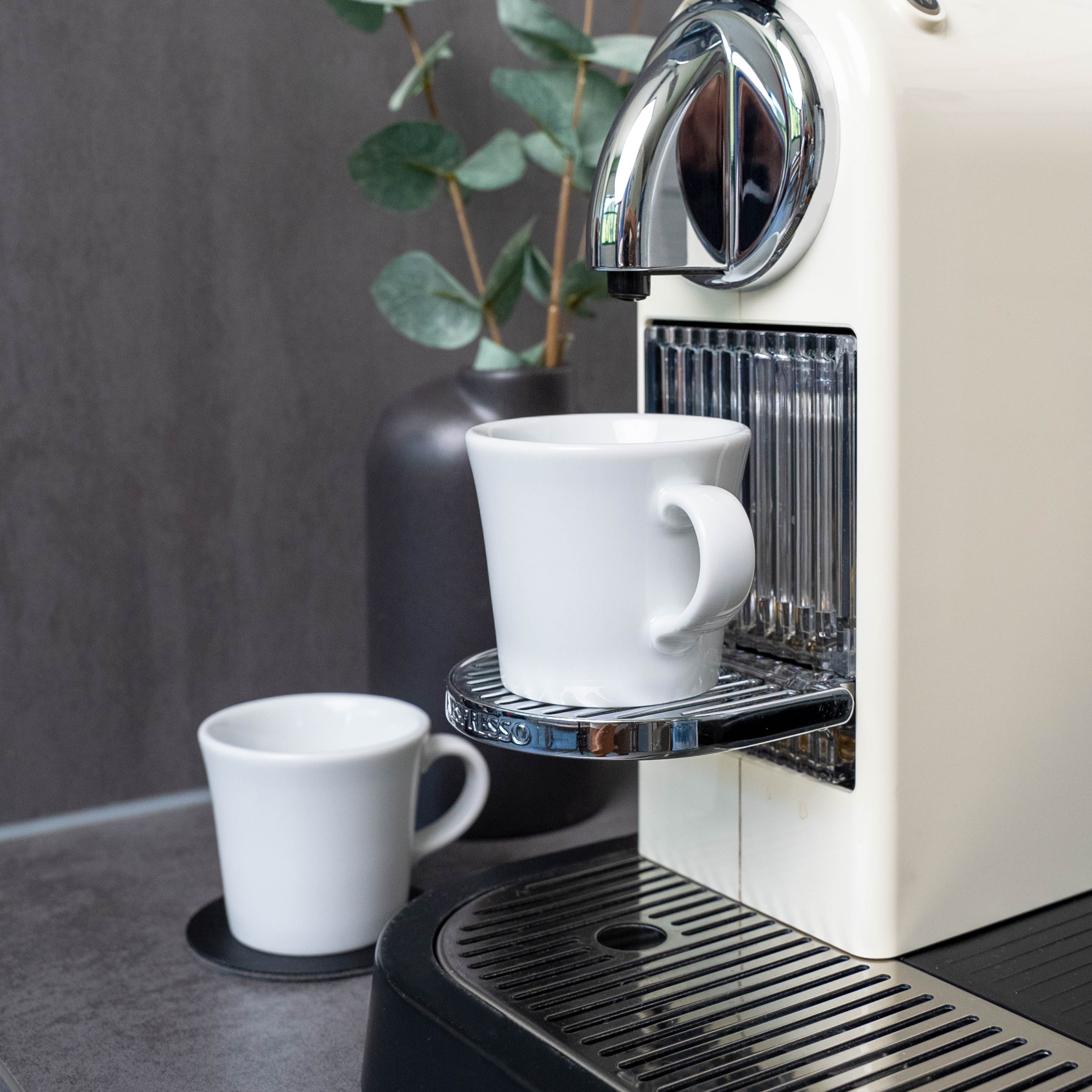 Demonstration, dass Magnet-Espressotassen und Nespresso-Maschinen passen