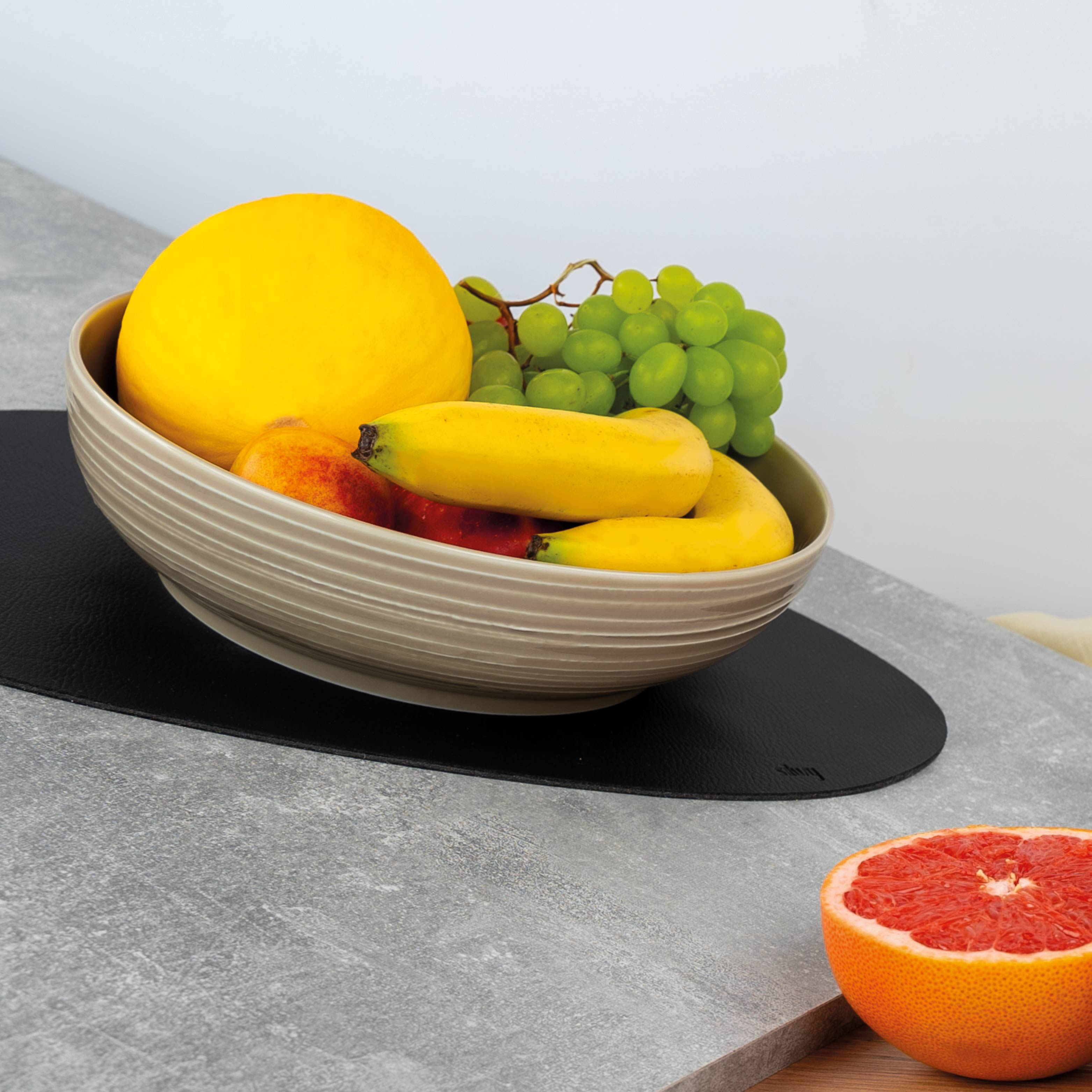 Magnet-Food-Bowl wird durch ein Platzset  in Schräglage fixiert