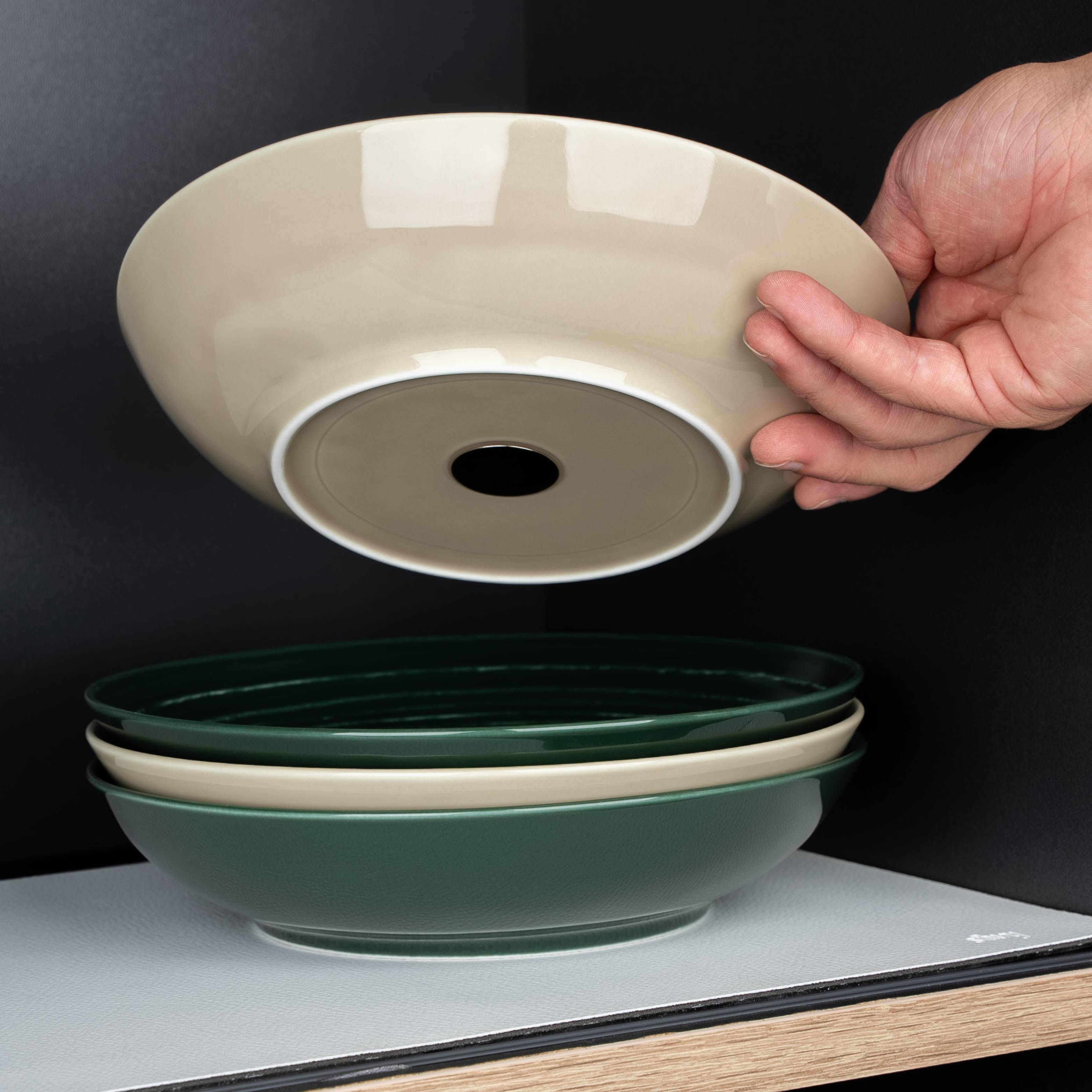 Porzellan-Food-Bowls in Ash und Green mit integriertem Magneten im Boden auf Metall-Matte weiß im Regal