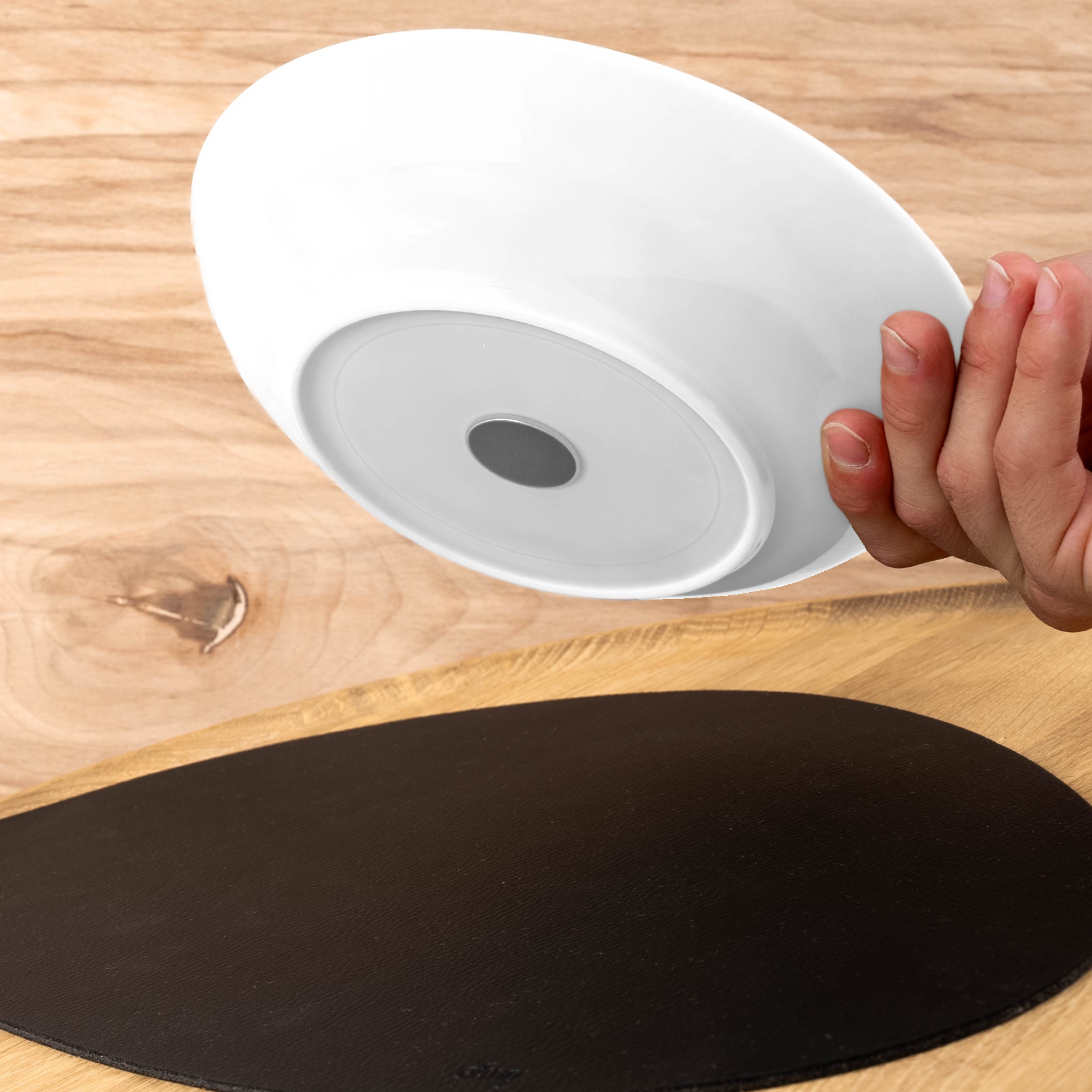 Magnet-Pozellan-Food-Bowl Classic mit integriertem Magneten im Boden in der Luft und Metall-Matte schwarz auf Tisch