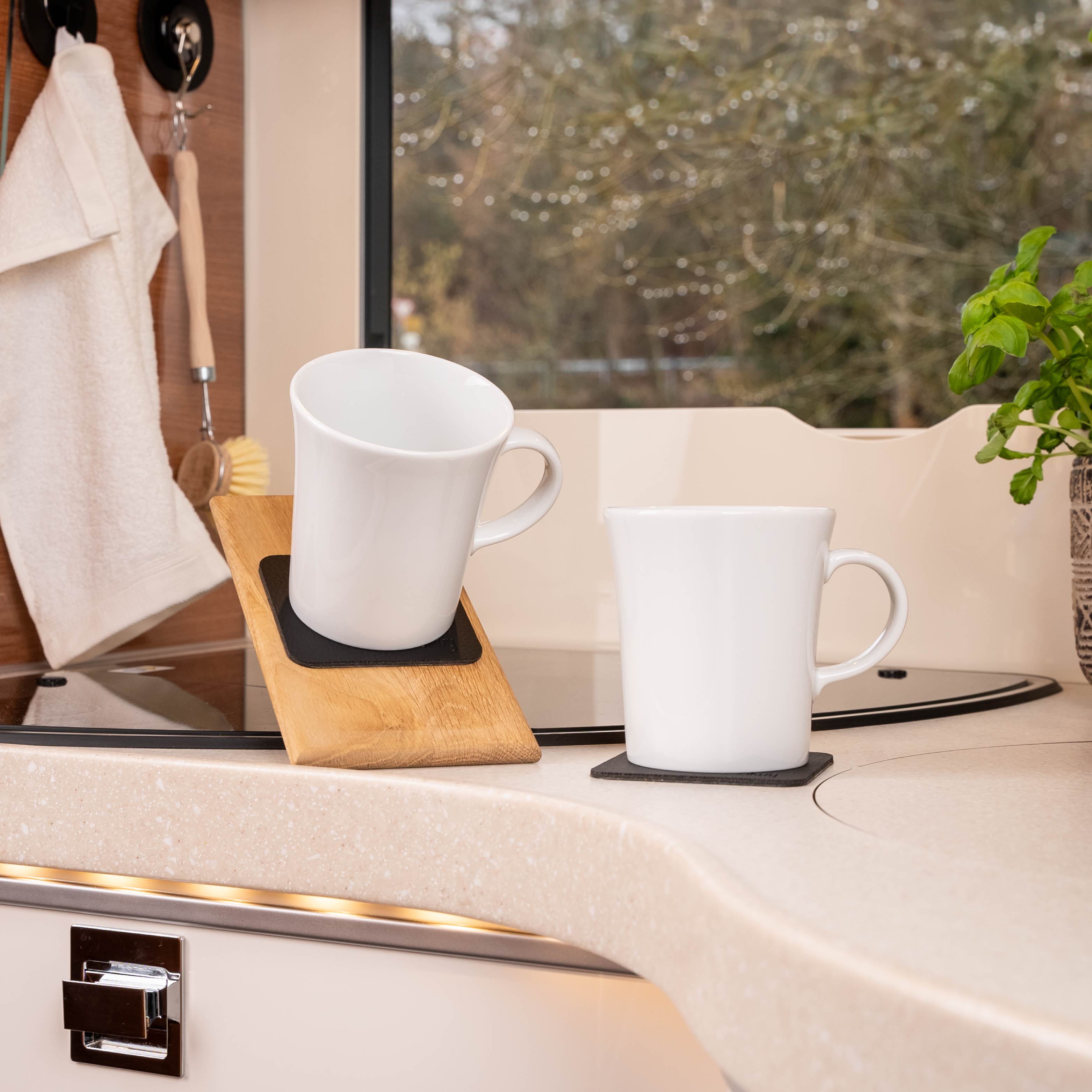 Magnet-Henkeltassen auf Pads abgestellt, auf einer Schrägen Fläche in einem Camper