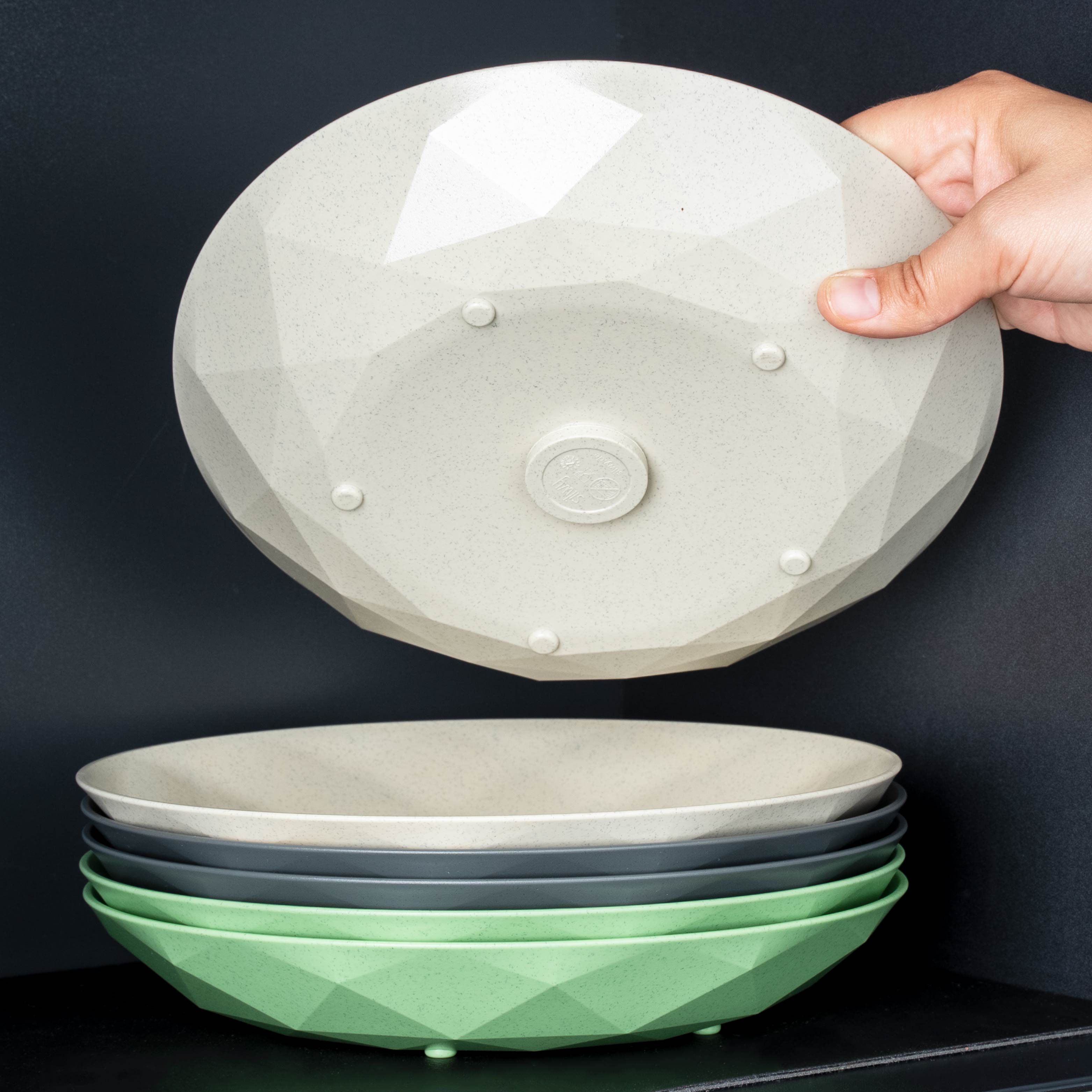 Magnet-Kunststoffteller in beige, grey und green aufeinander gestapelt