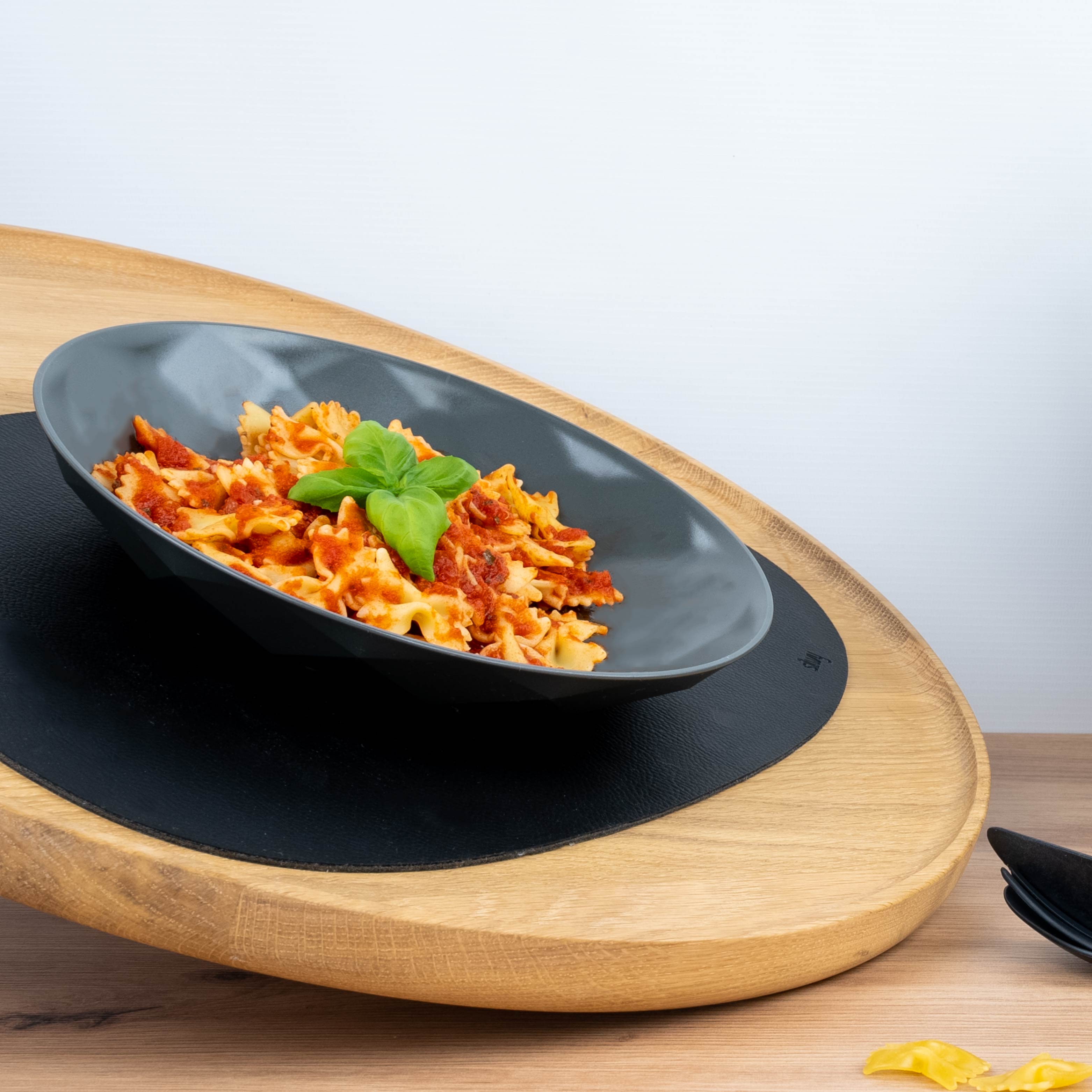 Magnetischer Teller wird durch metallisches Platzset in Schräglage fixiert