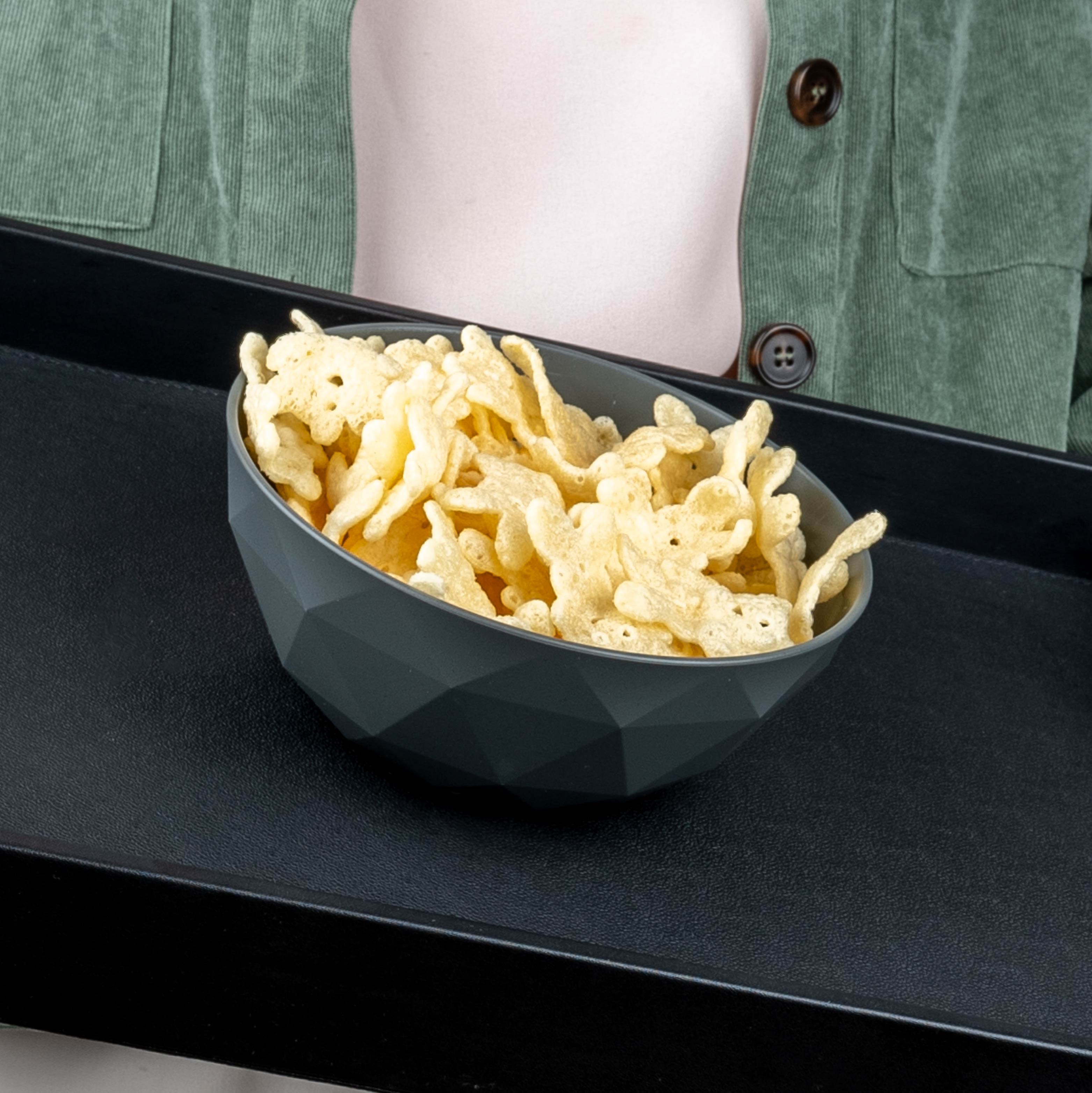 Magnet-Kunststoffbowl wird in Schräglage auf metallischem Tablett fixiert