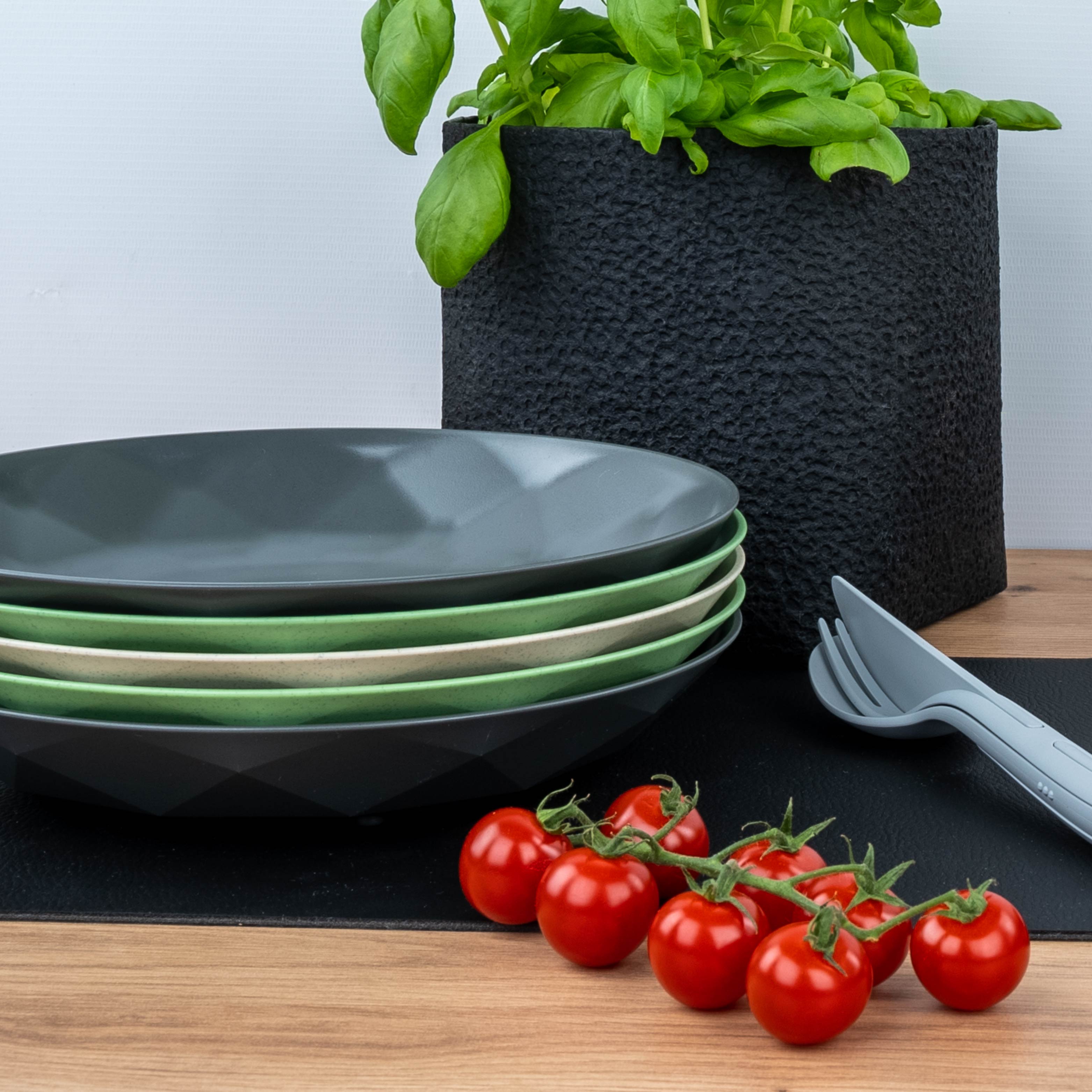 Magnetische Teller fixieren sich gegenseitig auf einer Metall-Matte