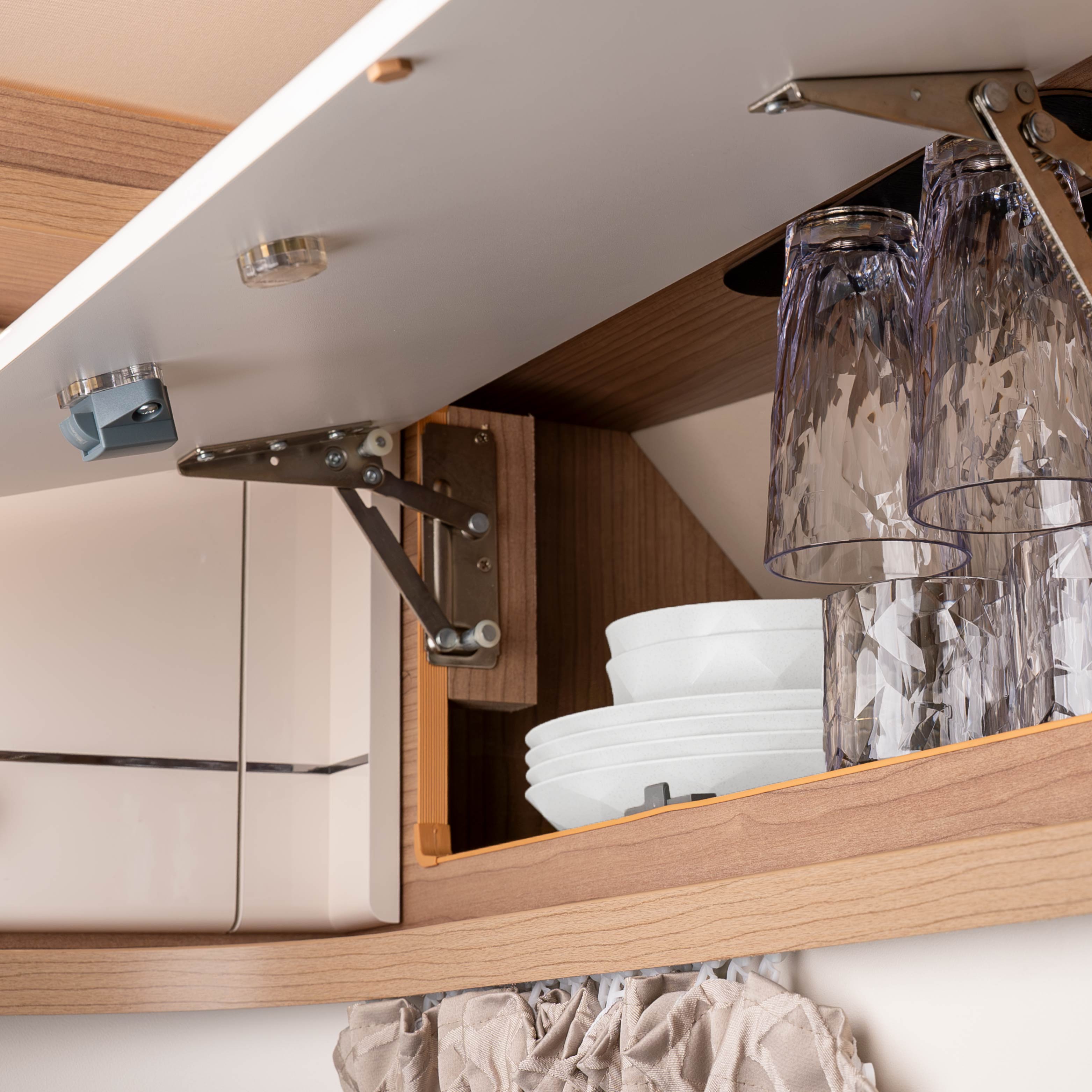 Gestapeltes Kunststoffgeschirr mit Magnet in einem Verstaufach