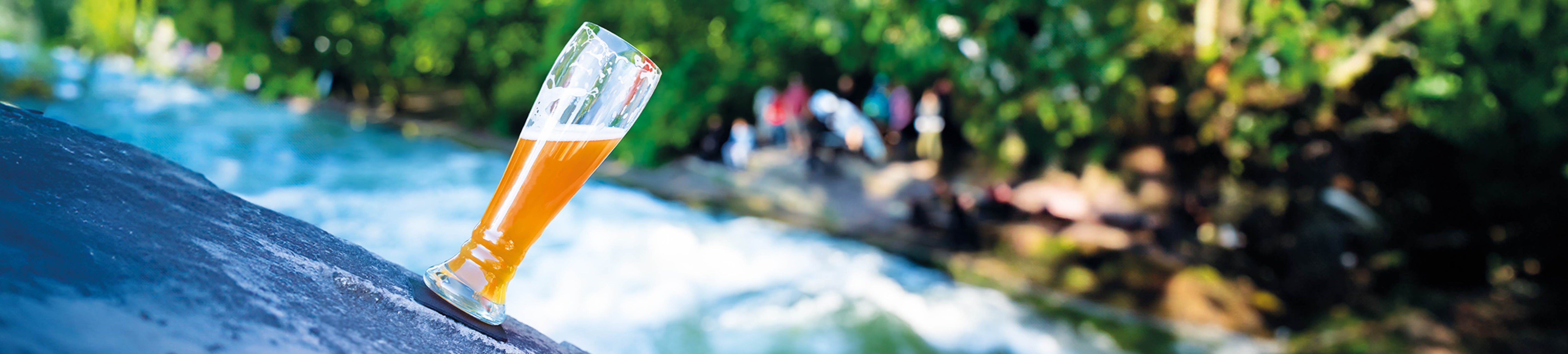 Magnet-Kristallglas Weizenbier auf einem Pad in Schräglage