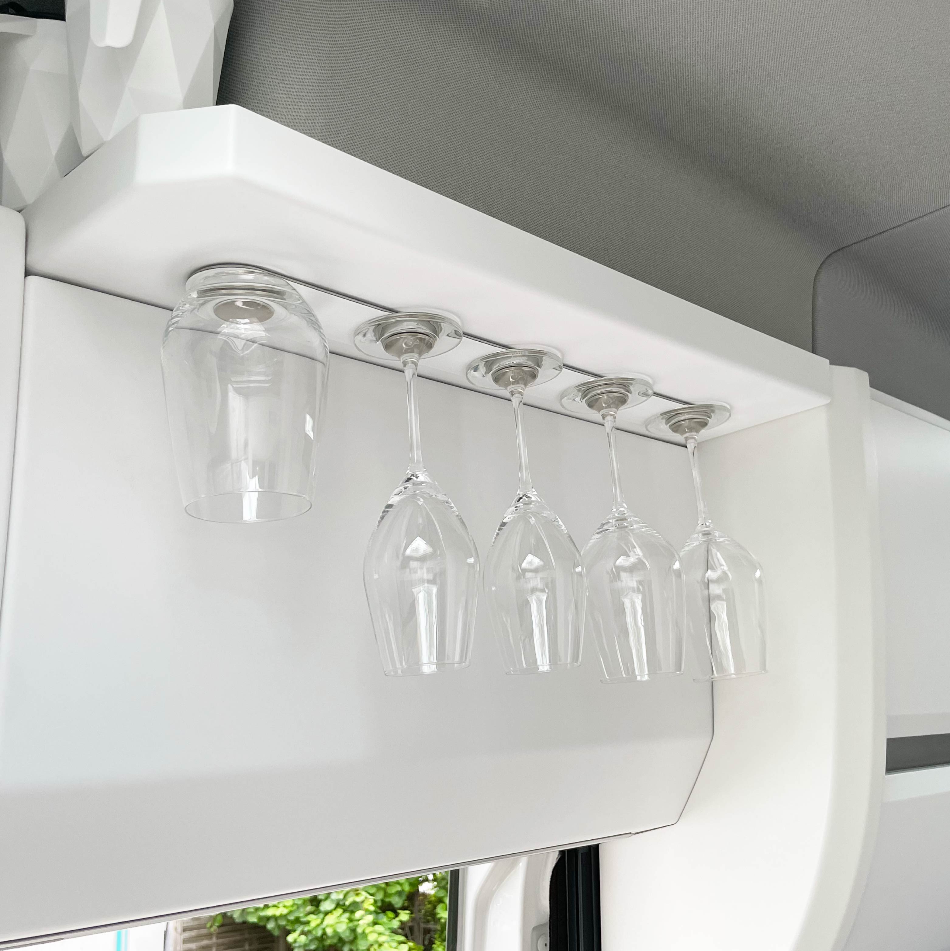 Gläser kopfüber an weißer 50cm leiste angebracht