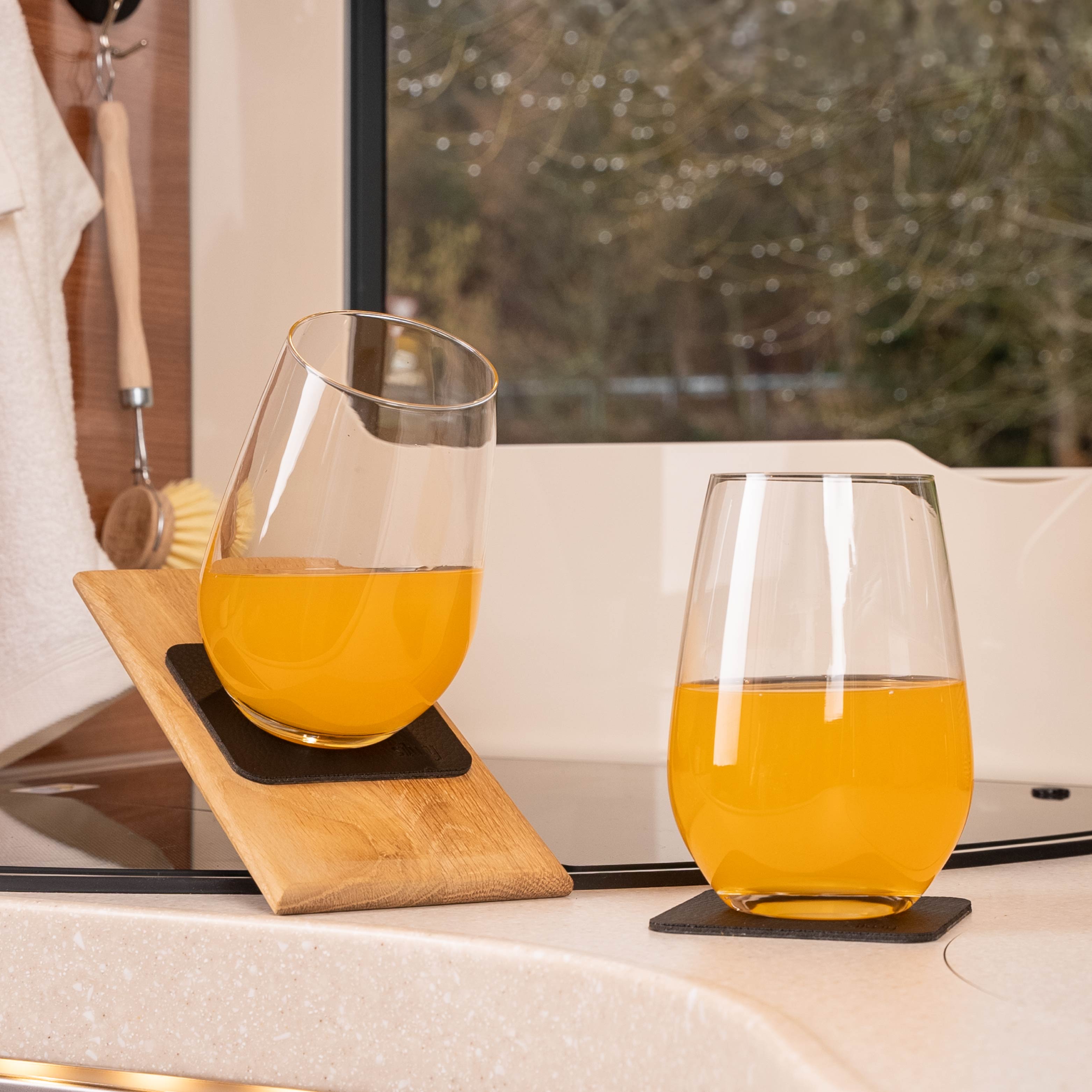 Magnet-Kristallgläser Longdrink auf Pads in Schräglage abgestellt in einem Camper