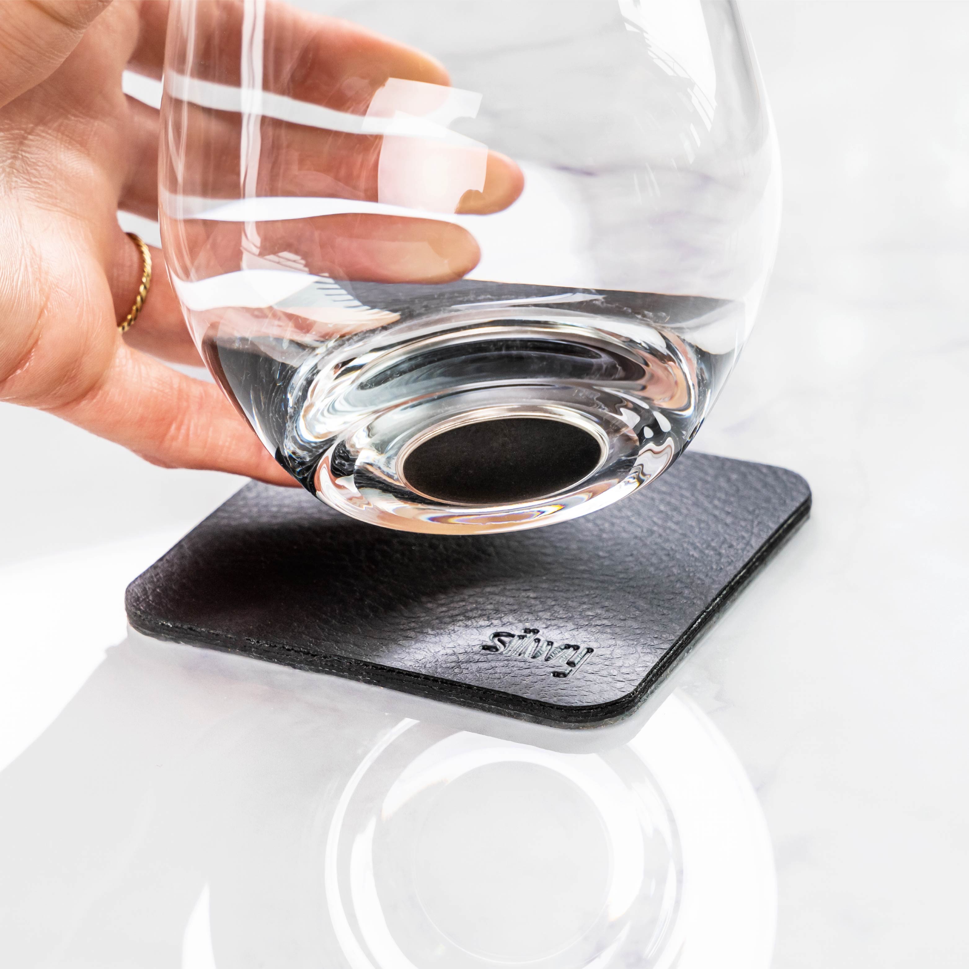 Nahaufnahme vom vergossenen Magneten im Glasboden