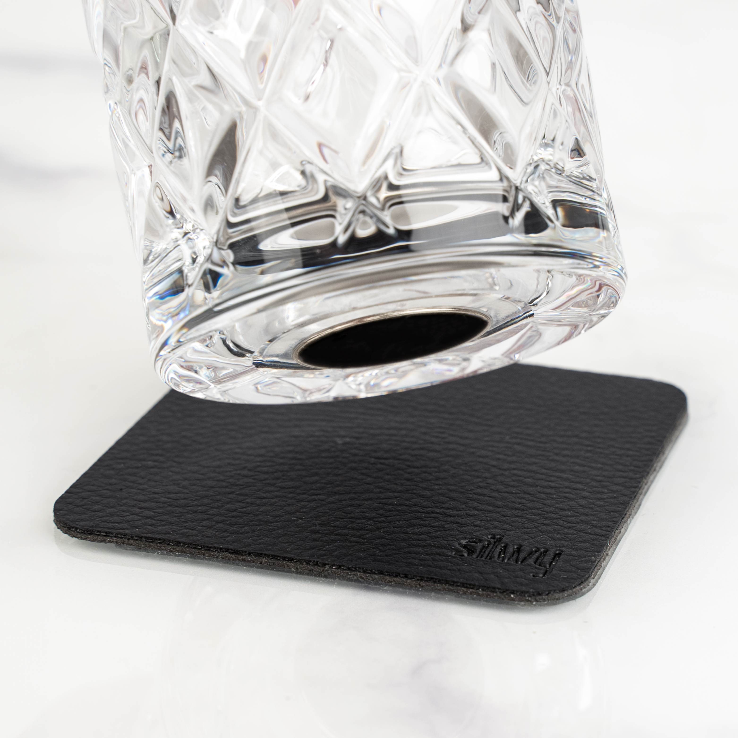 Magnet-Kristallglas Longdrink mit integriertem Magneten im Boden und quadratischen Metall-Nano-Gel-Pad