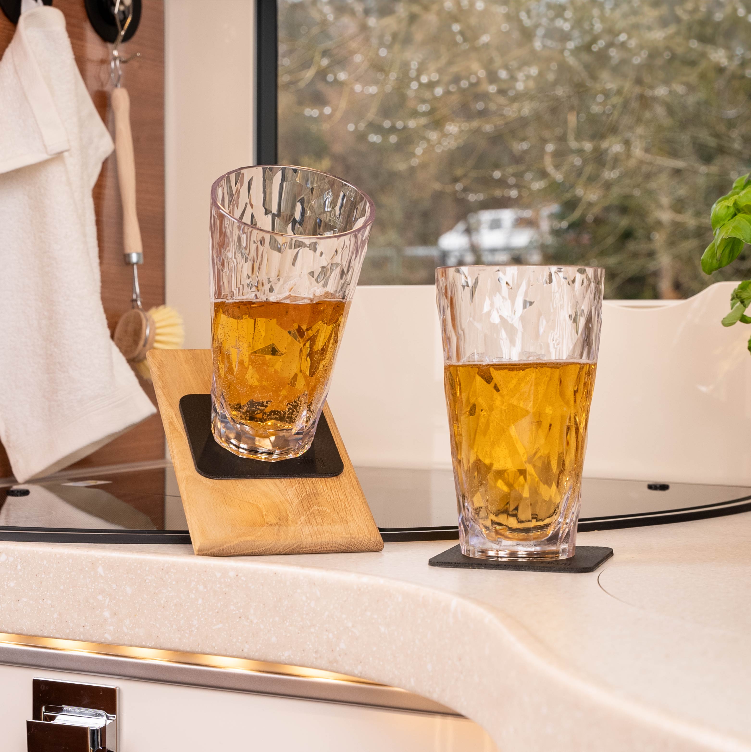 Magnet-Kunststoffgläser Longdrink in Schräglage auf Pad abgestellt in einem Camper