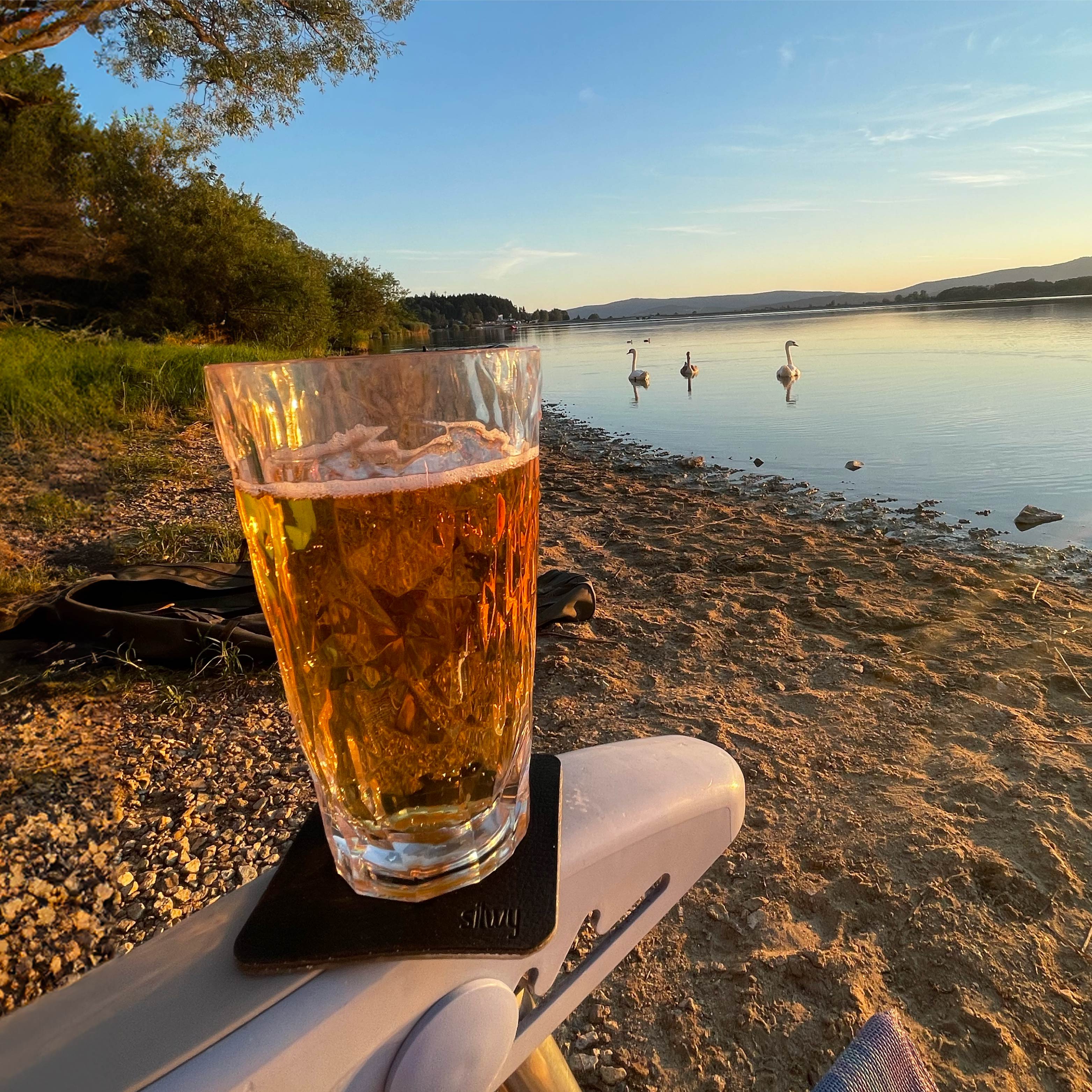 Magnet-Kunststoffglas Longdrink auf einem Pad, welches auf der Armlehne eines Campingstuhls fixiert ist