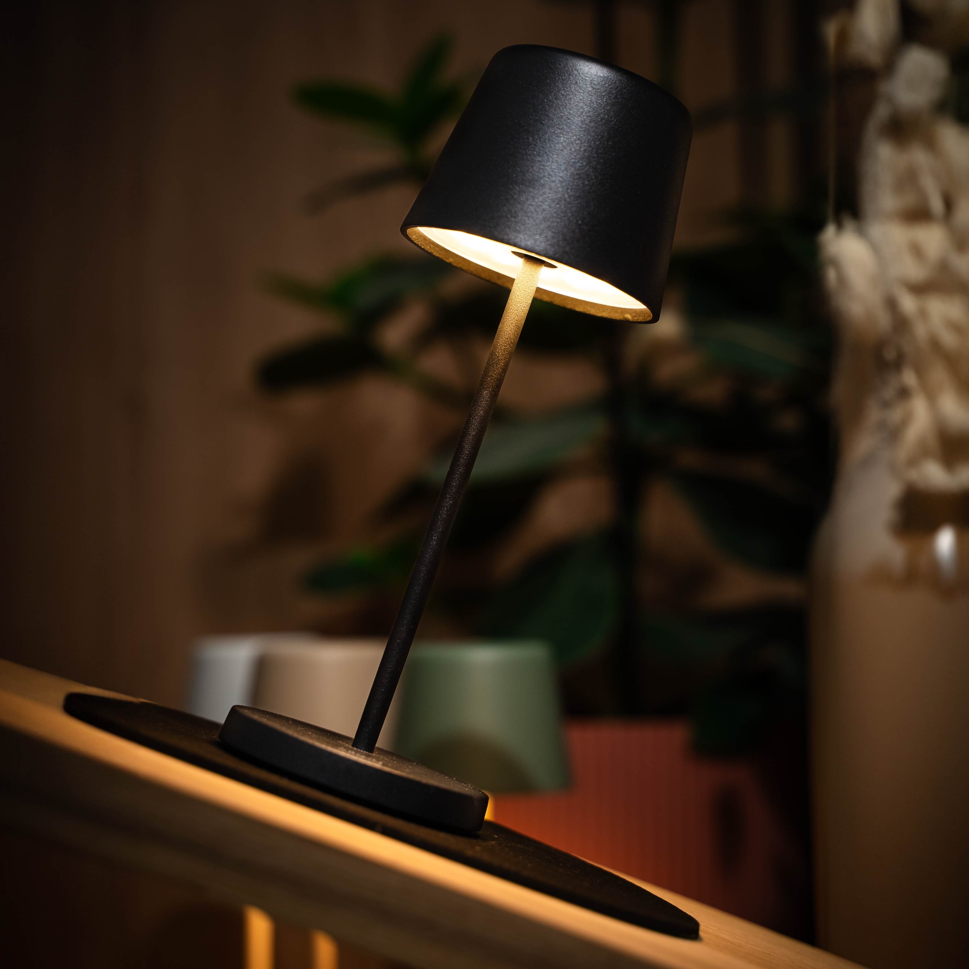 Magnet-Leuchte Monaco in black auf zugehörigem Platzset