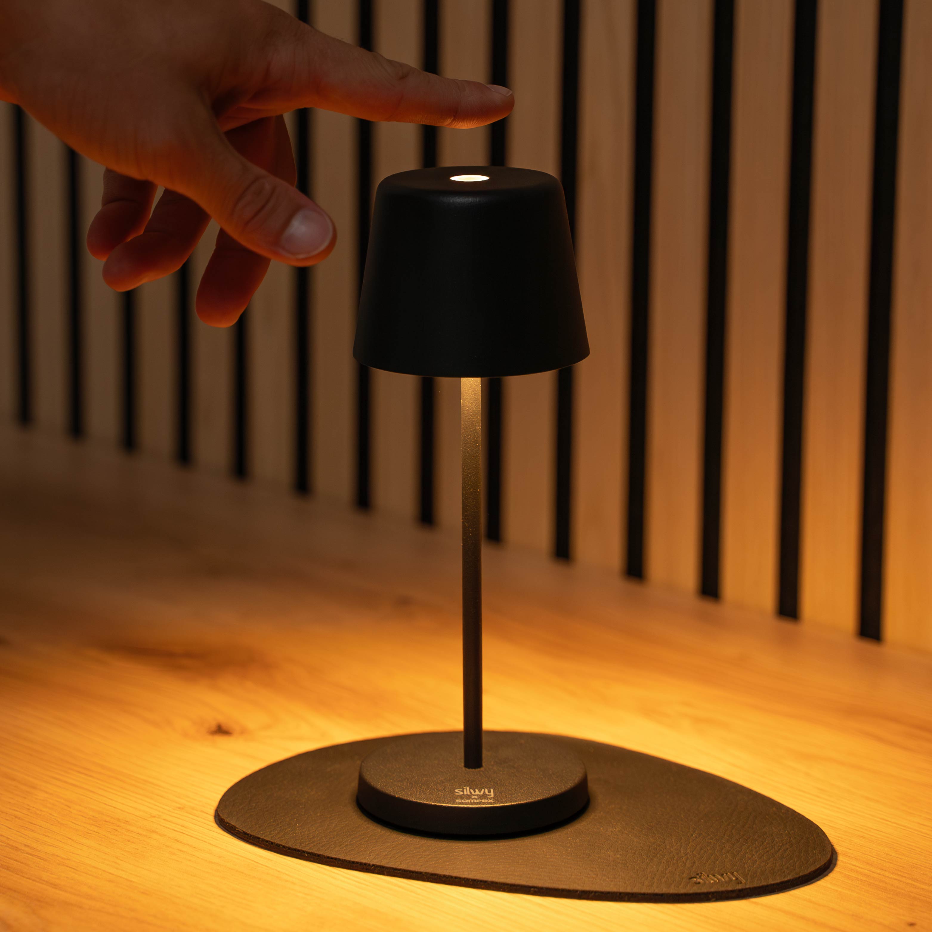 Ausschalten von Magnet-Leuchte Monaco in black auf zugehörigem Platzset