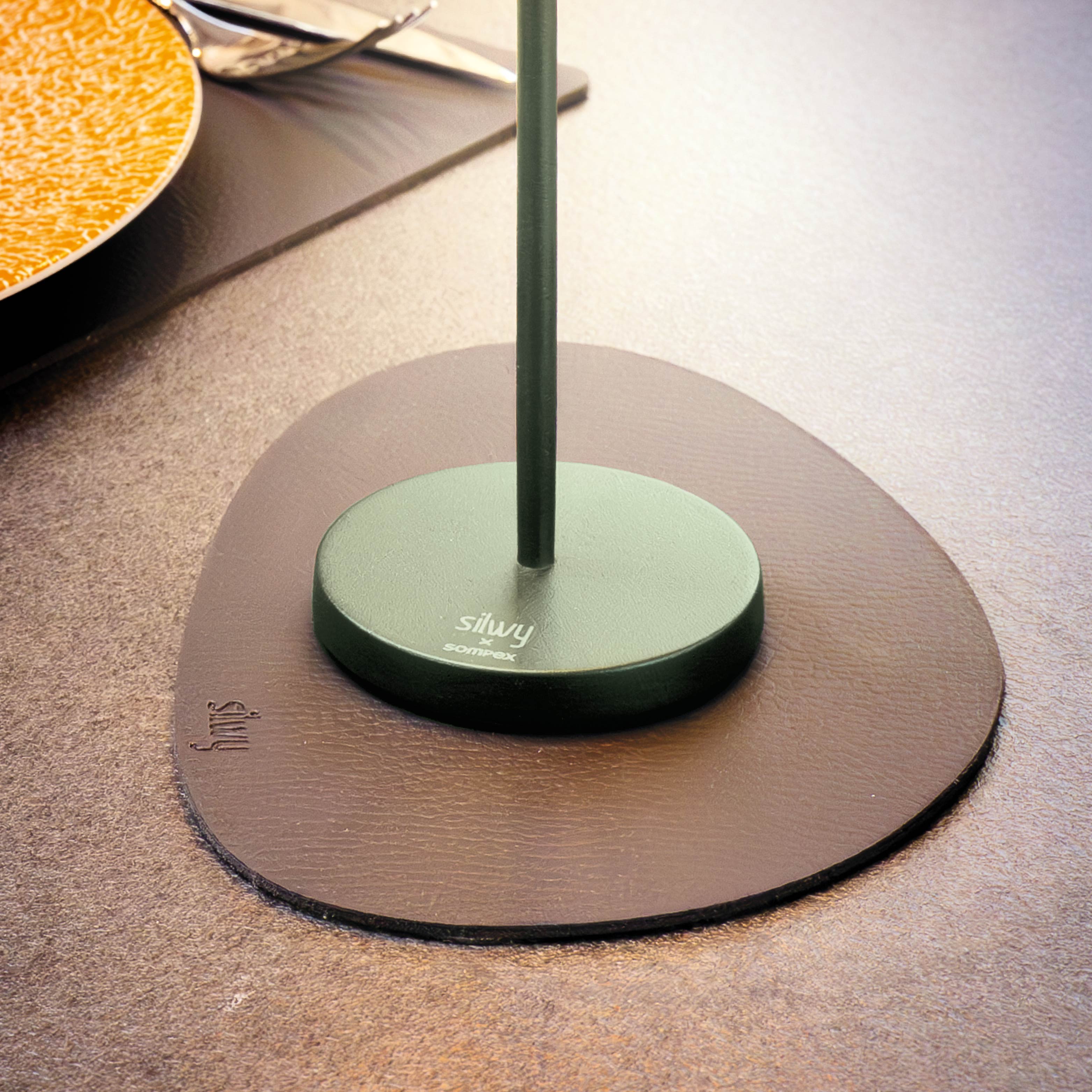 Magnet-Leuchte Monaco in olive auf zugehörigem Platzset