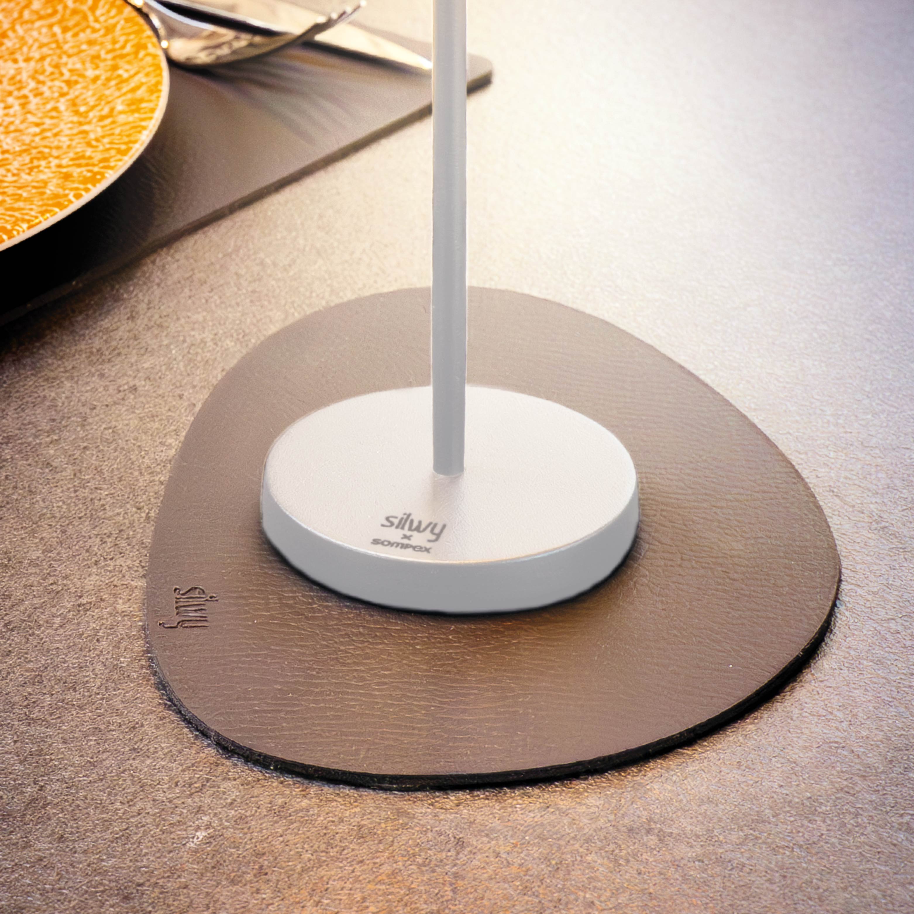 Magnet-Leuchte Monaco in weiß auf zugehörigem Platzset