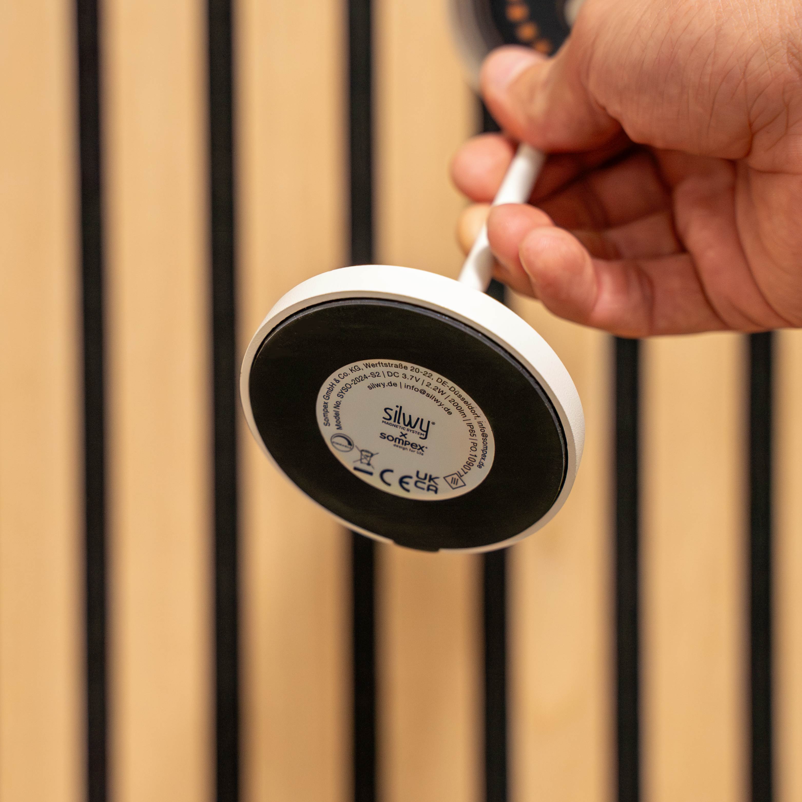 Magnet-Leuchte Monaco in weiß mit integriertem Magneten im Boden