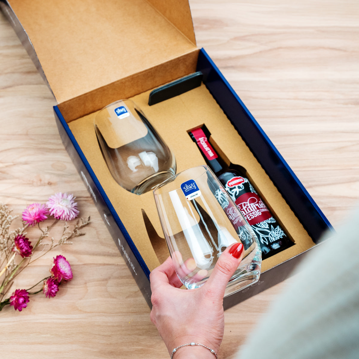Geschenkbox Penninger - Blaue Verpackung mit zwei Magnet-Kristallgläsern Longdrink, einer Flasche Penninger und quadratischen Metall-Nano-Gel-Pads in schwarz