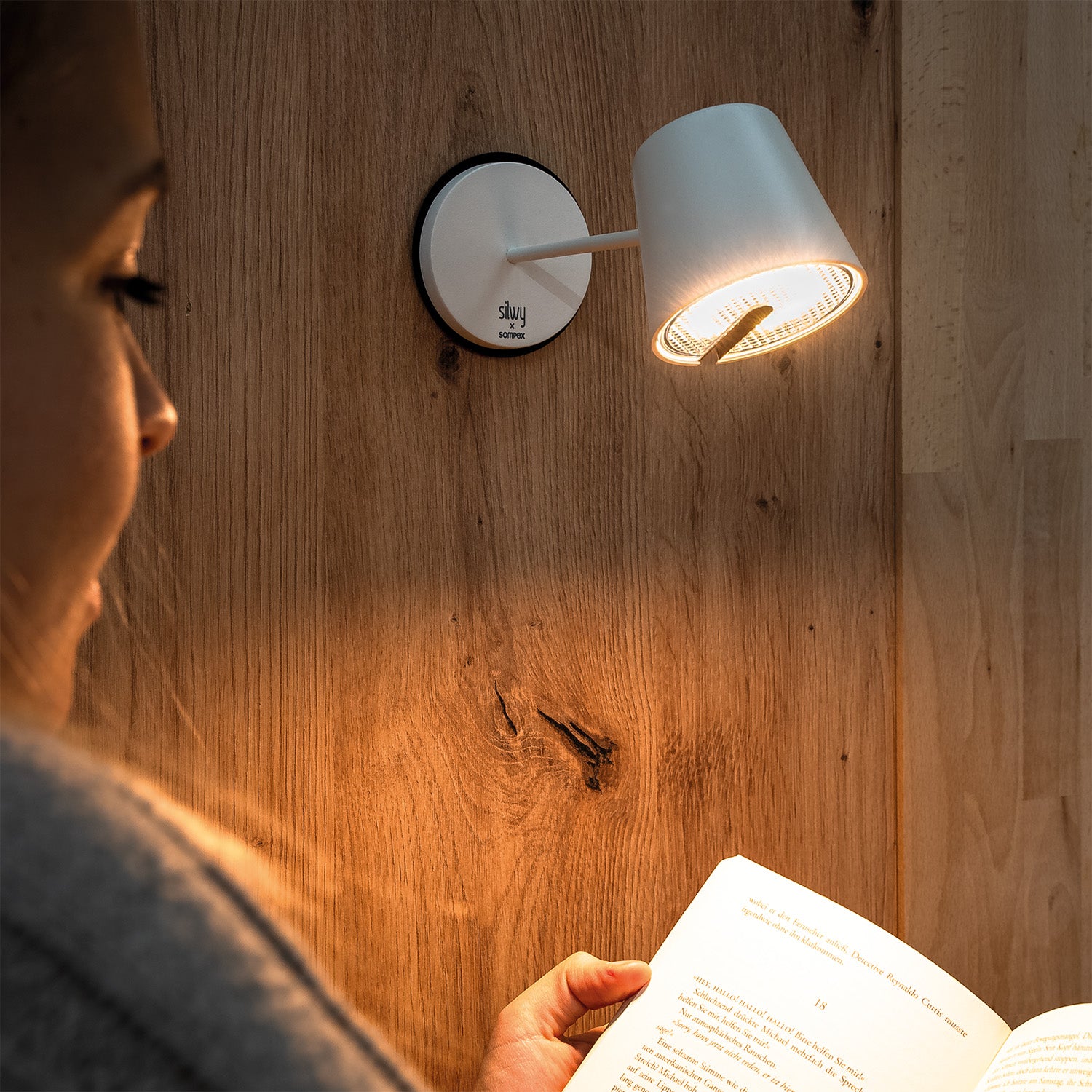 Leselicht dank schwenkbarer Tisch- und Wandleuchte, mit 3M-Pad an Wand befestigt