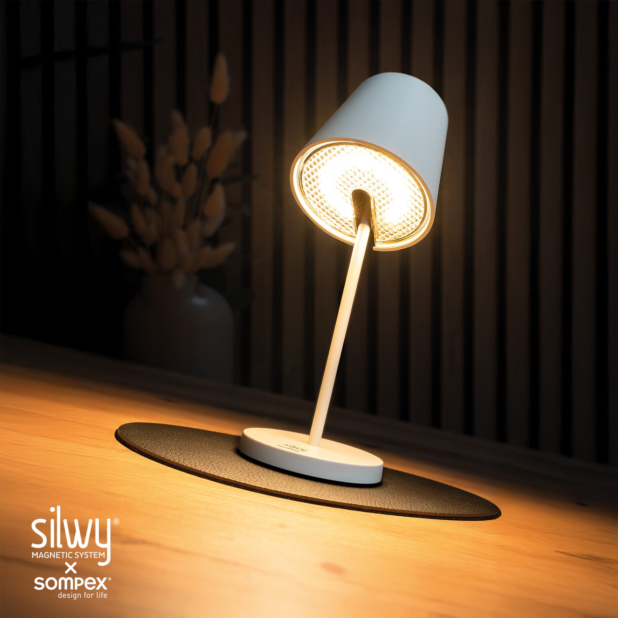 Tisch- und Wandleuchte auf Metall-Nano-Gel-Platzset auf Tisch