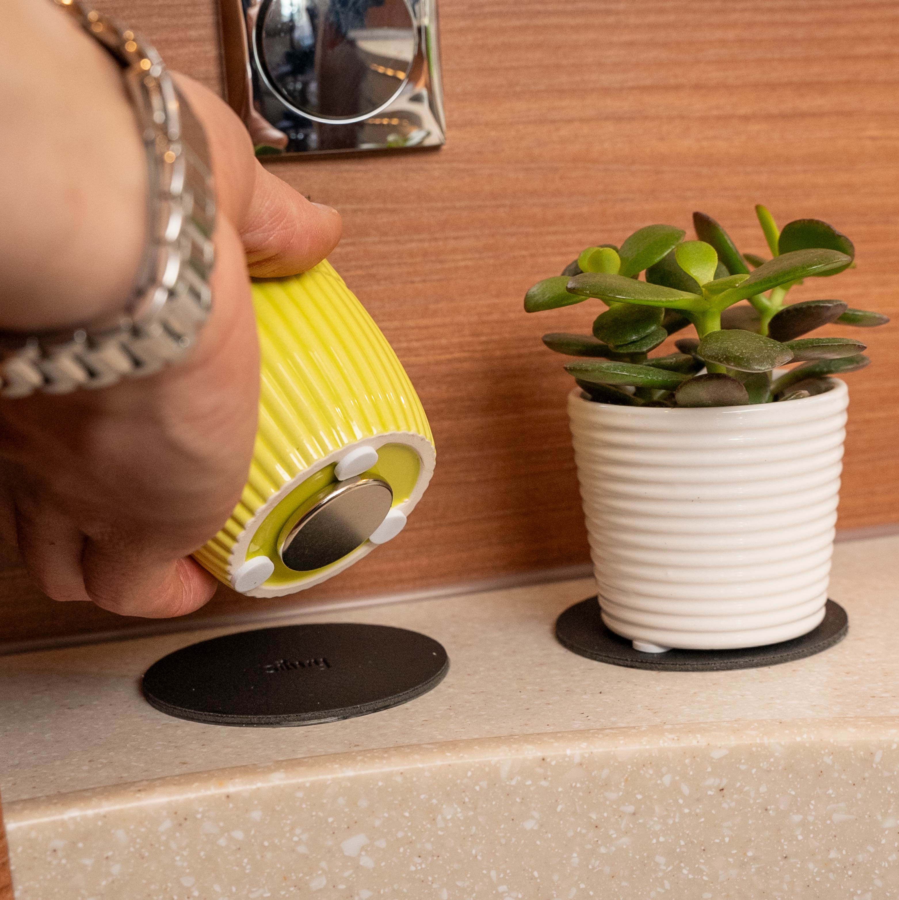 2 runde Metall-Pads schwarz und Blumentöpfe mit Magnet am Boden in gelb und weiß