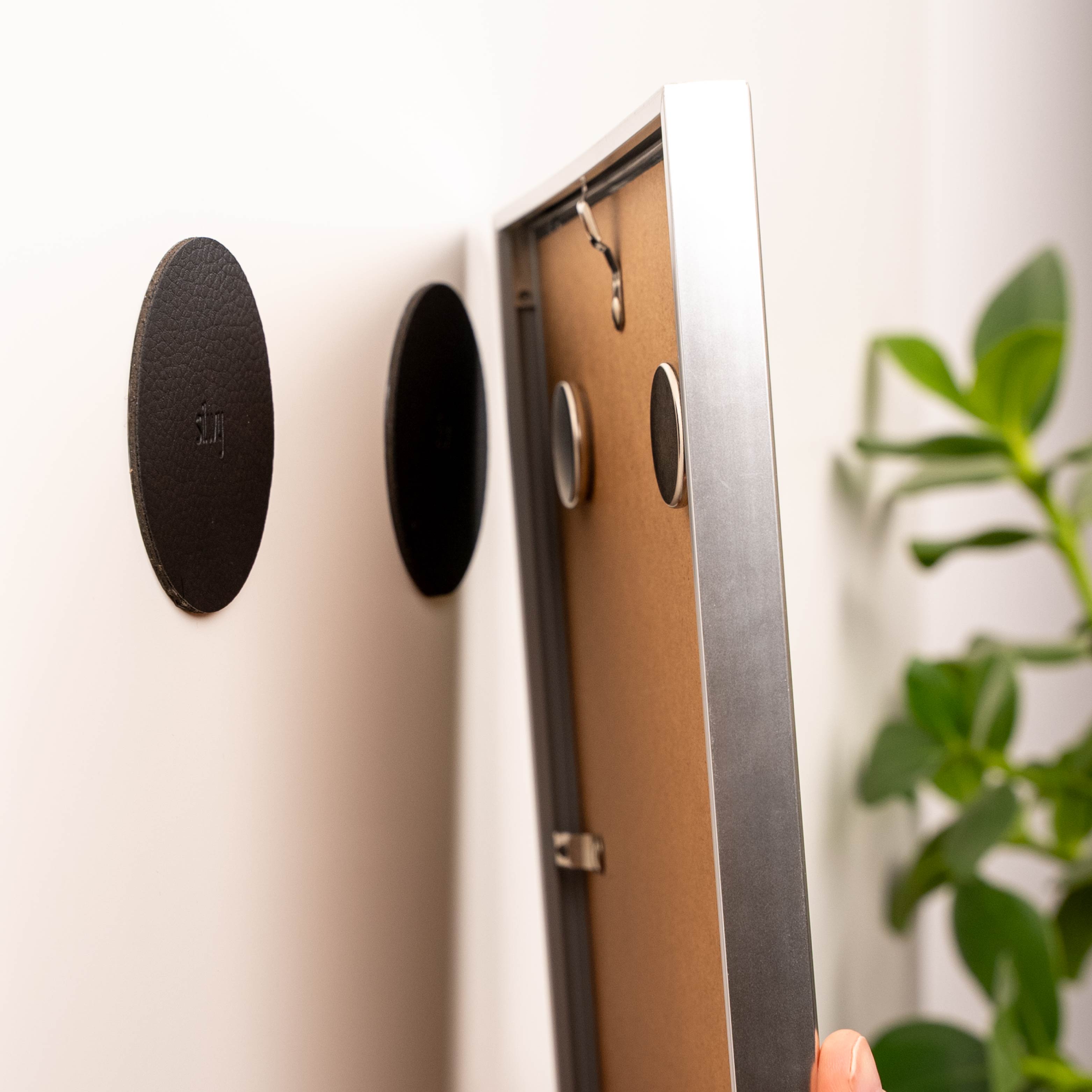 2 runde Metall-Nano-Gel-Pads in schwarz mit Bilderrahmen und Magneten