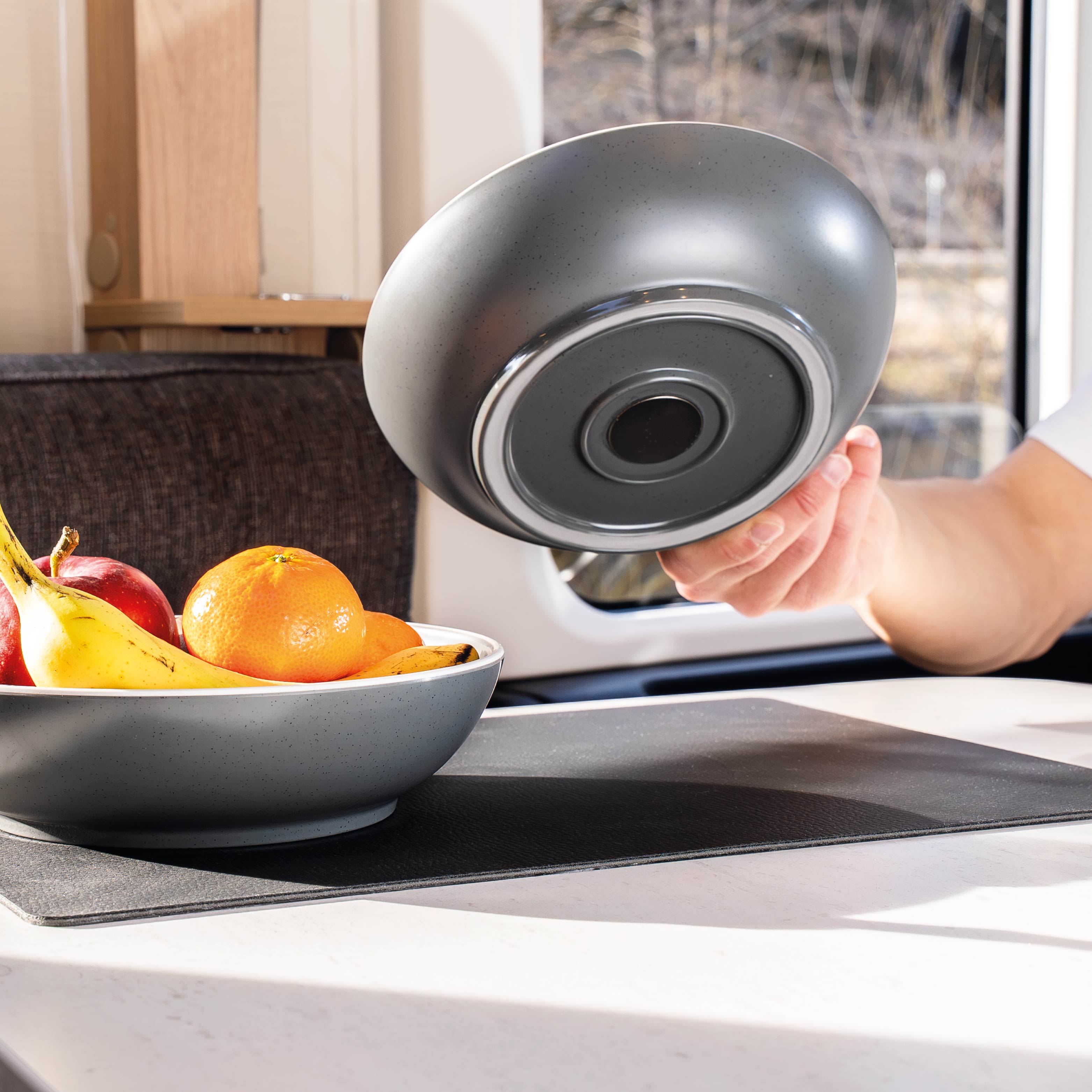 Kunststoff-Schalen DOLOMIT GREY, die auf Matte abgestellt werden