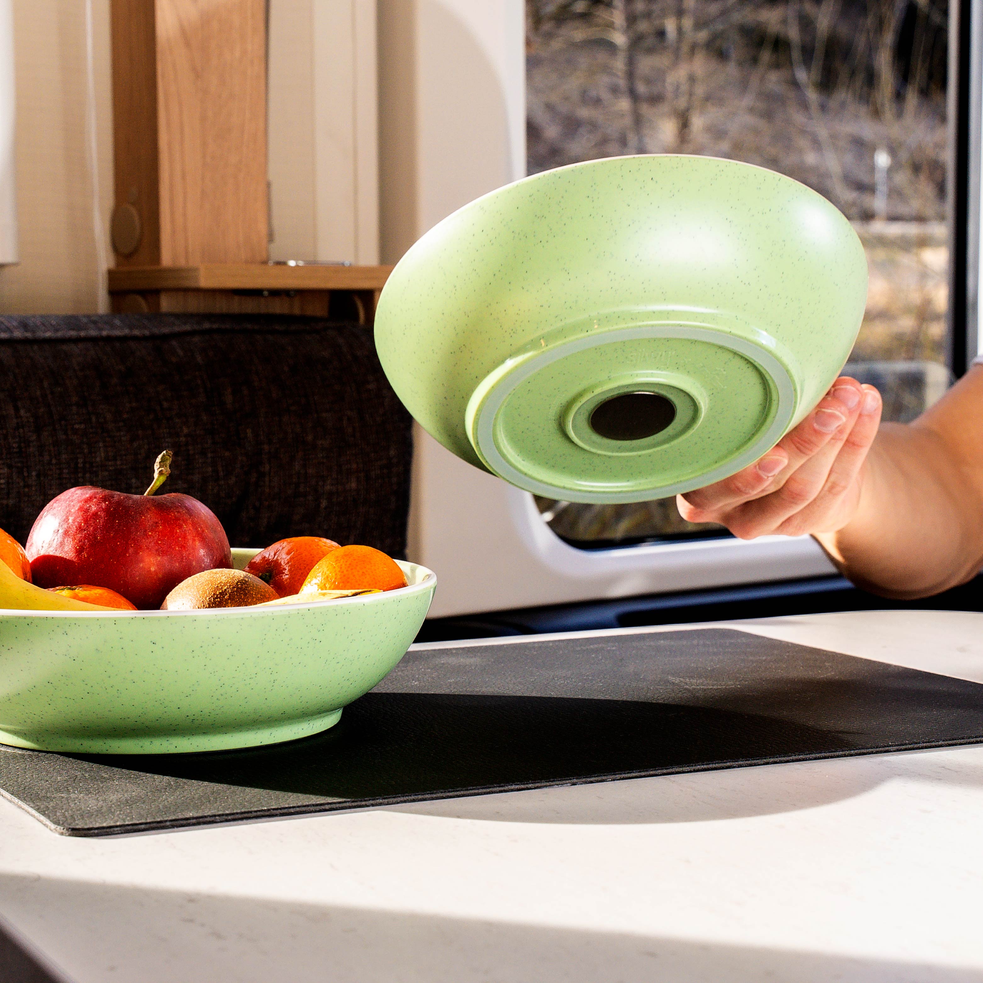 Food-Bowl in grün wird auf der Metall-Nano-Gel-Matte abgestellt