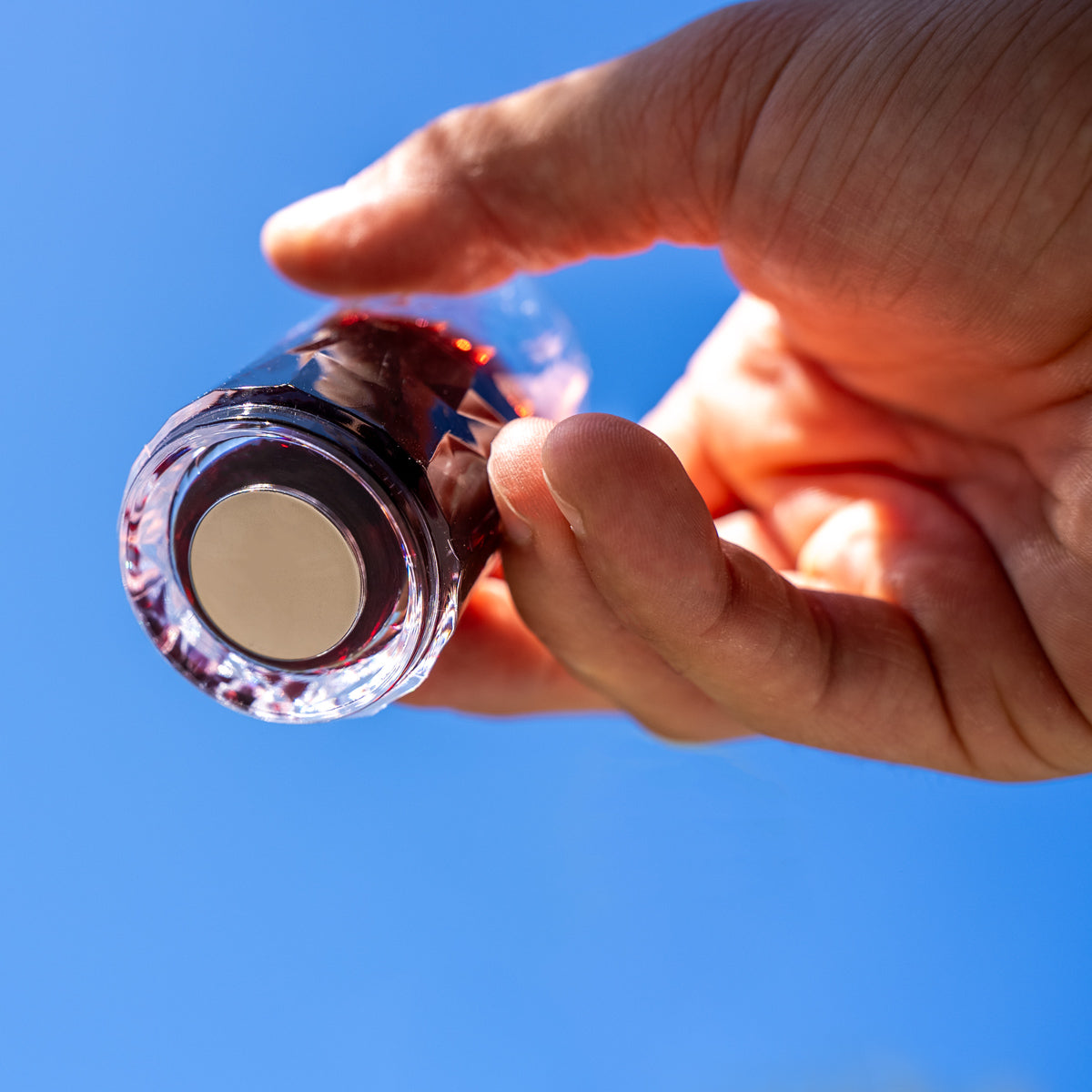 Magnet-Kristallglas Shot von unten mit integriertem Magneten