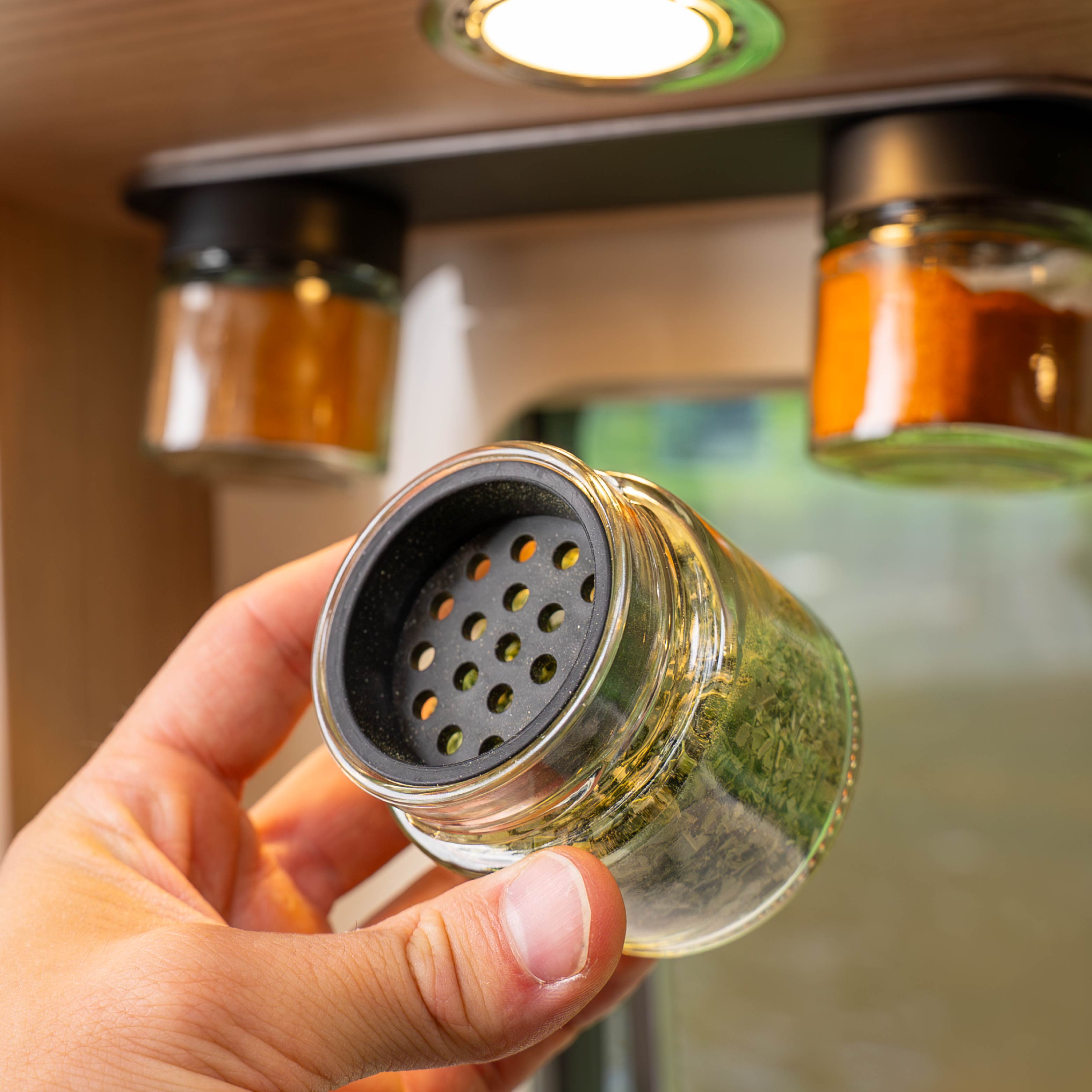 Streueinsatz im Feinkostglas mit groben Löchern