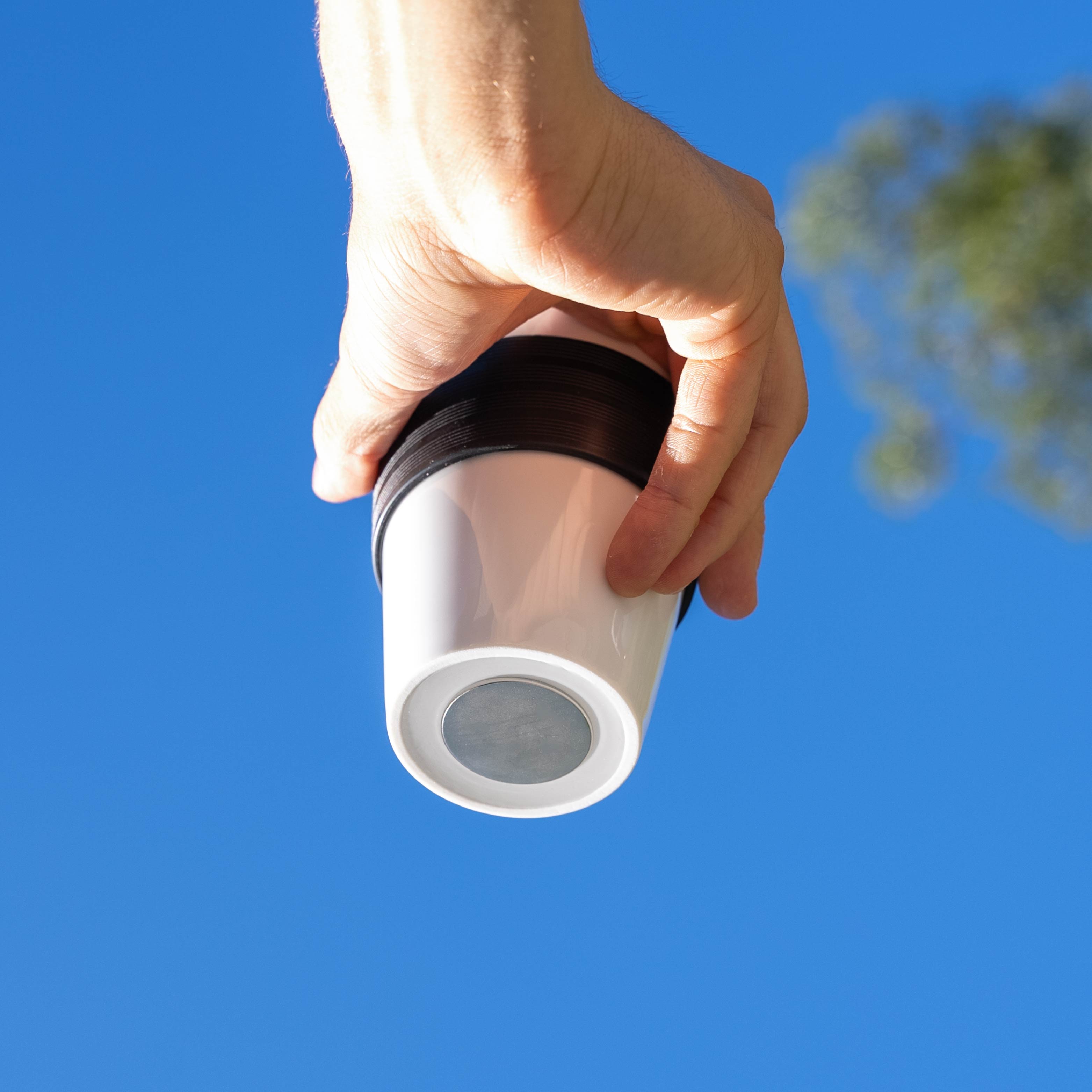 Nahaufnahme Magnet im Boden des Porzellancups