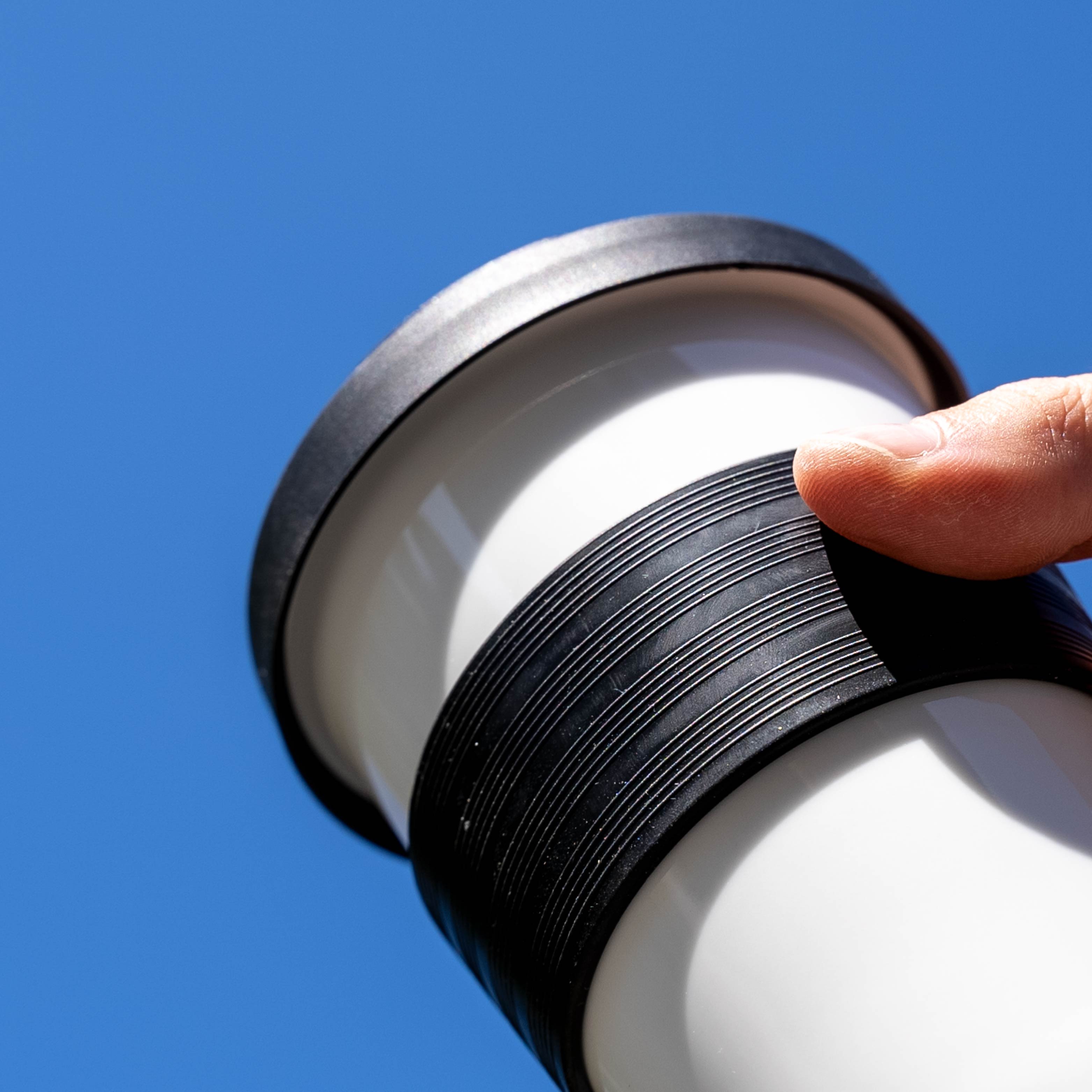 Nahaufnahme der Hitzeschutzbanderole des Porzellancups