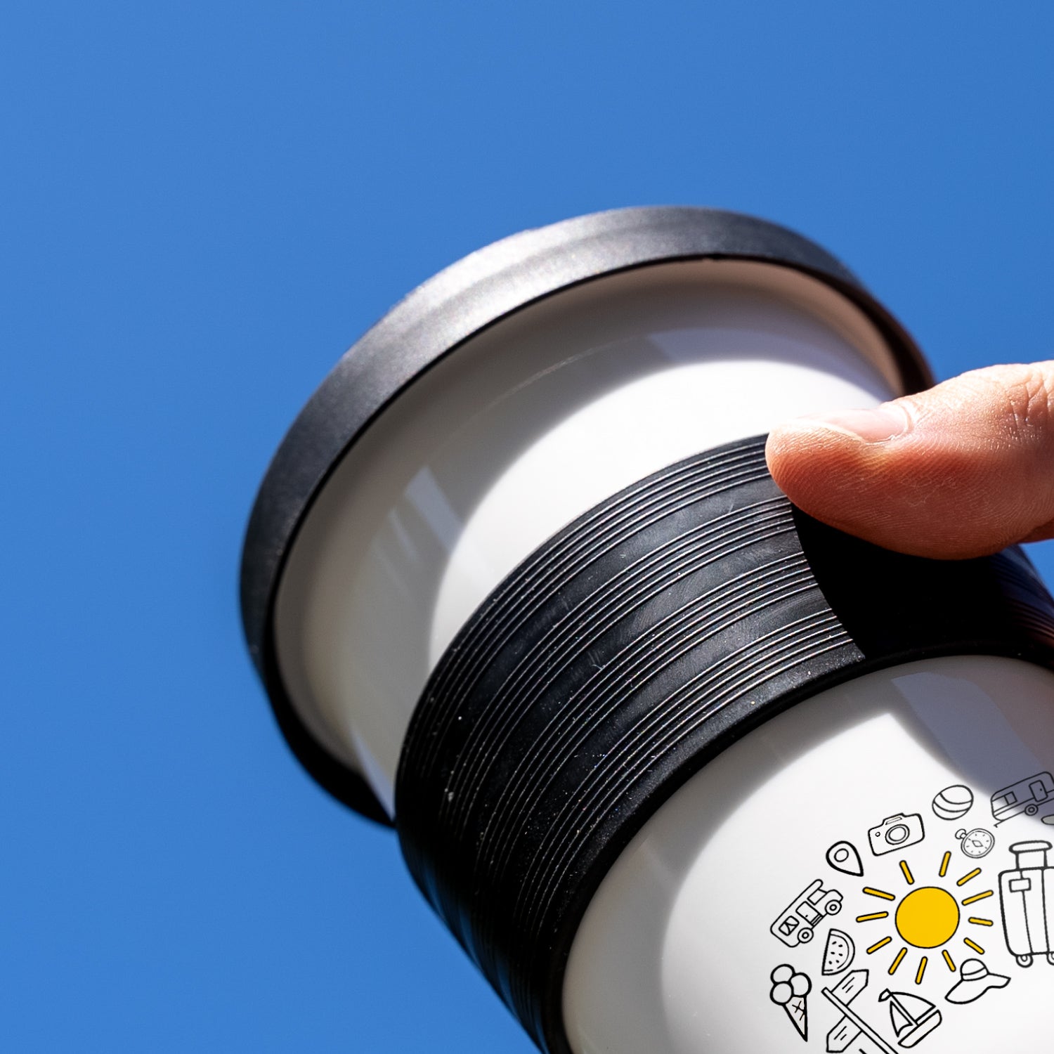 Cup mit Hitzeschutzbanderole und Deckel