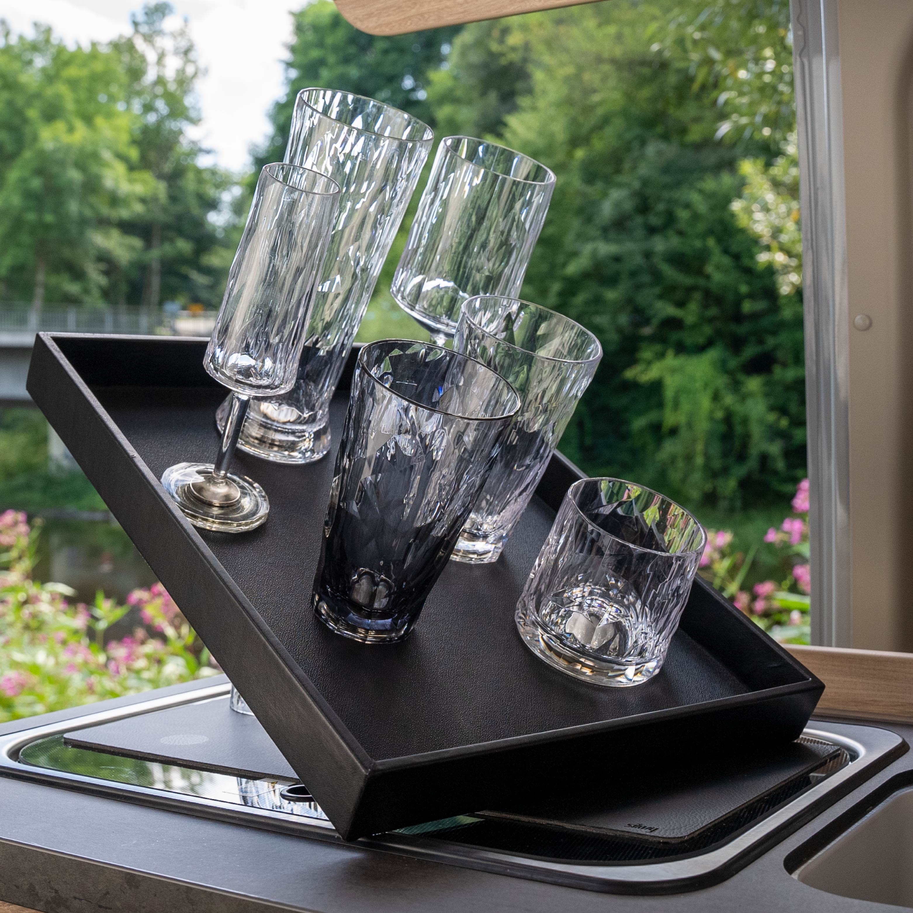 verschiedene Magnet-Gläser auf Metall-Tablett