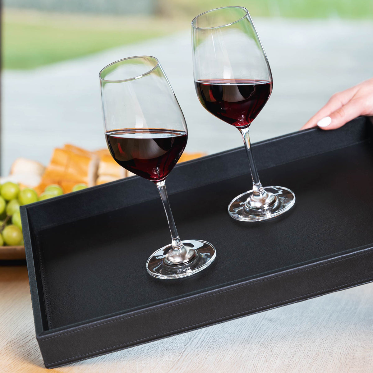 2 Magnet-Kristallgläser Wein auf Metall-Tablett