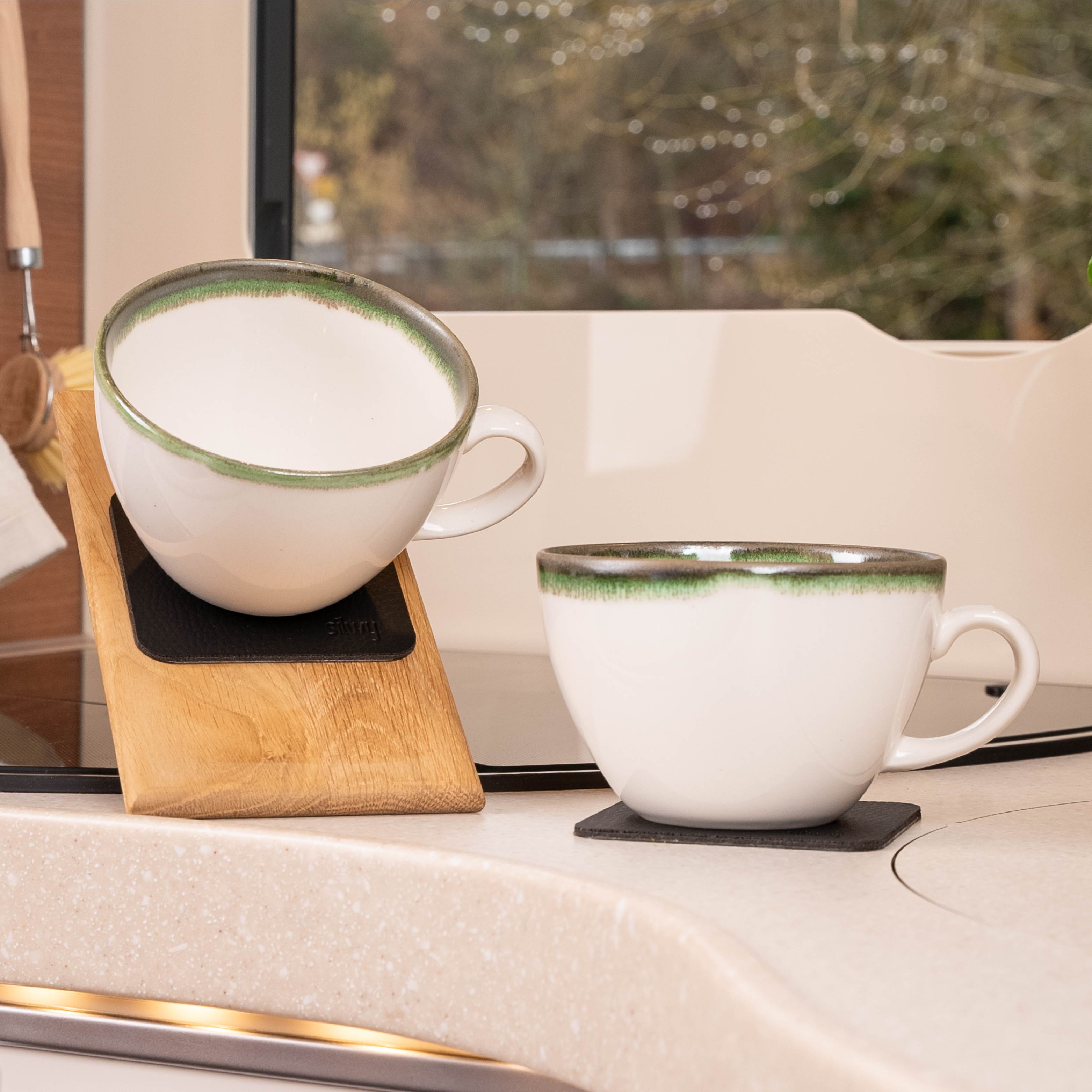 Magnettassen auf metallischen Pads in Schräglage in einem Camper