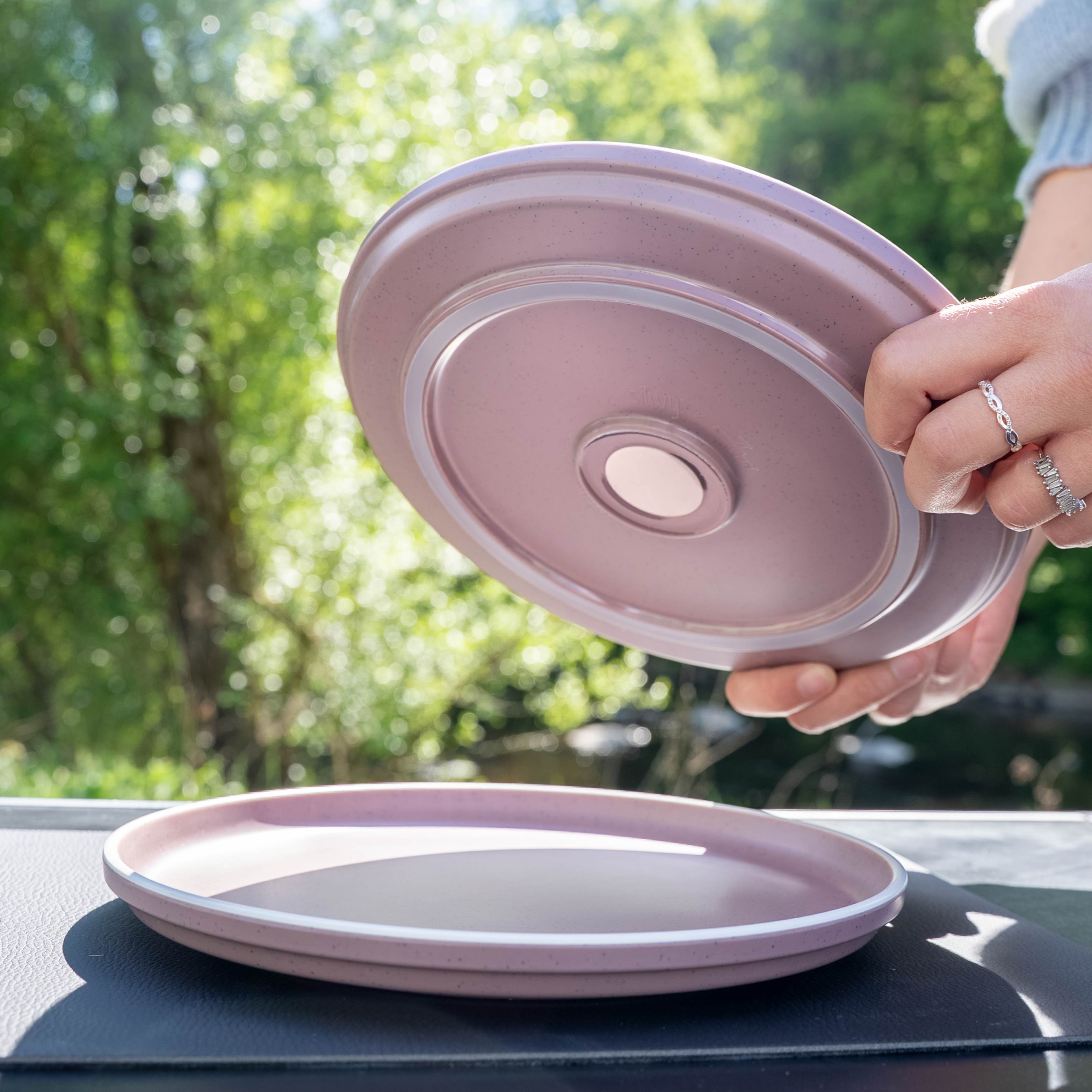 Kunststofffteller ROSE, abgestellt auf Metall-Nano-Gel-Matte