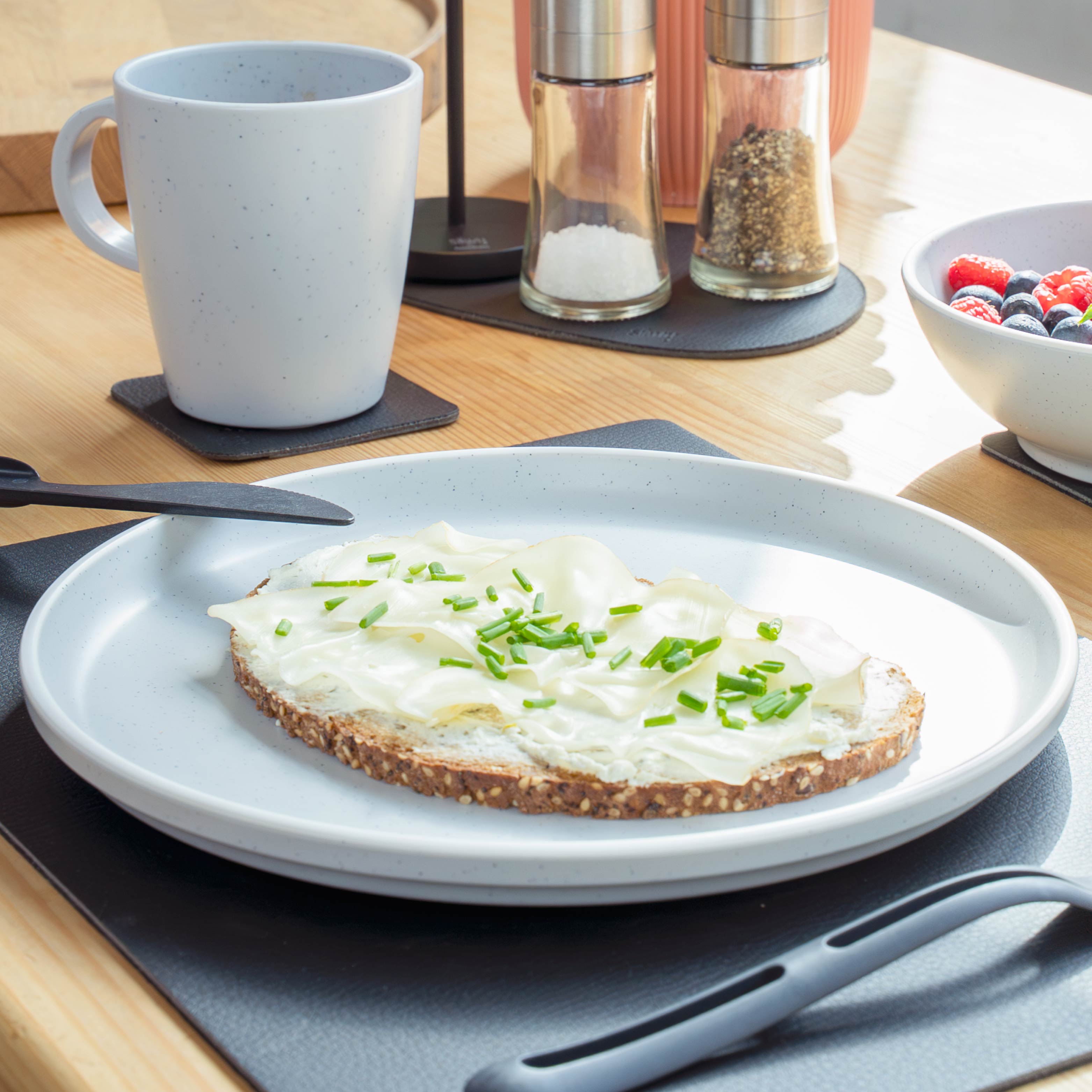 Kunststoff-Geschirrset Blue auf Matte in Küchenumgebung