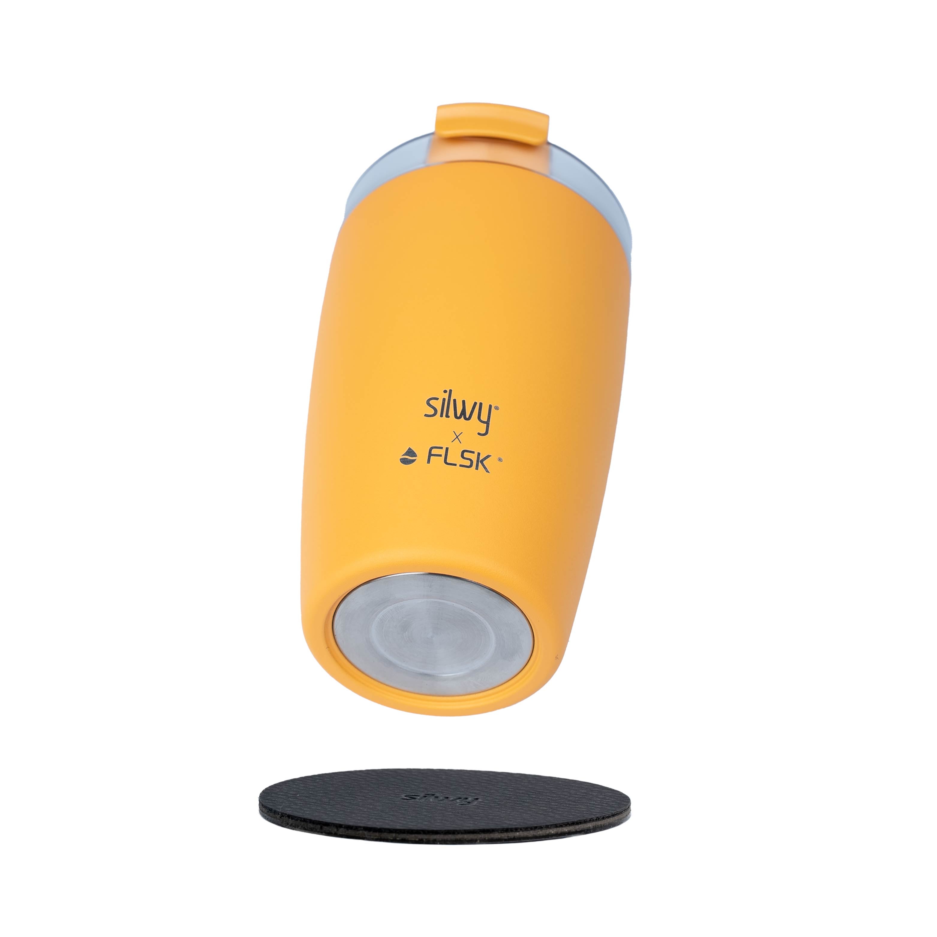 Der silwy x FLSK Thermocup in der Farbe sunrise mit dem integrierten Magneten im Boden und dem runden Metall-Nano-Gel-Pad